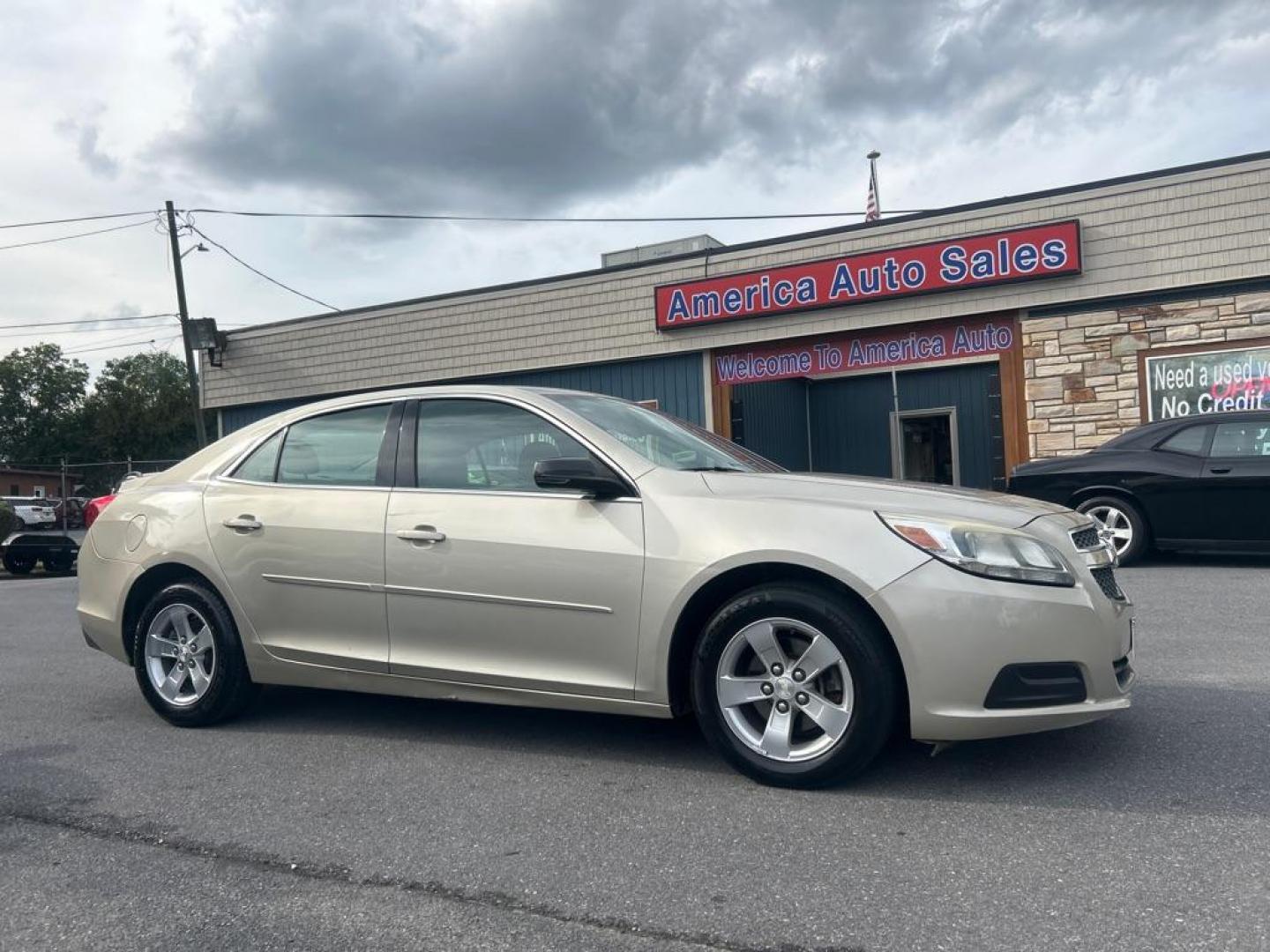 2013 GOLD CHEVROLET MALIBU LS (1G11B5SA3DF) with an 2.5L engine, Automatic transmission, located at 2514 Williamson Rd NE, Roanoke, VA, 24012, (540) 265-7770, 37.294636, -79.936249 - Photo#0