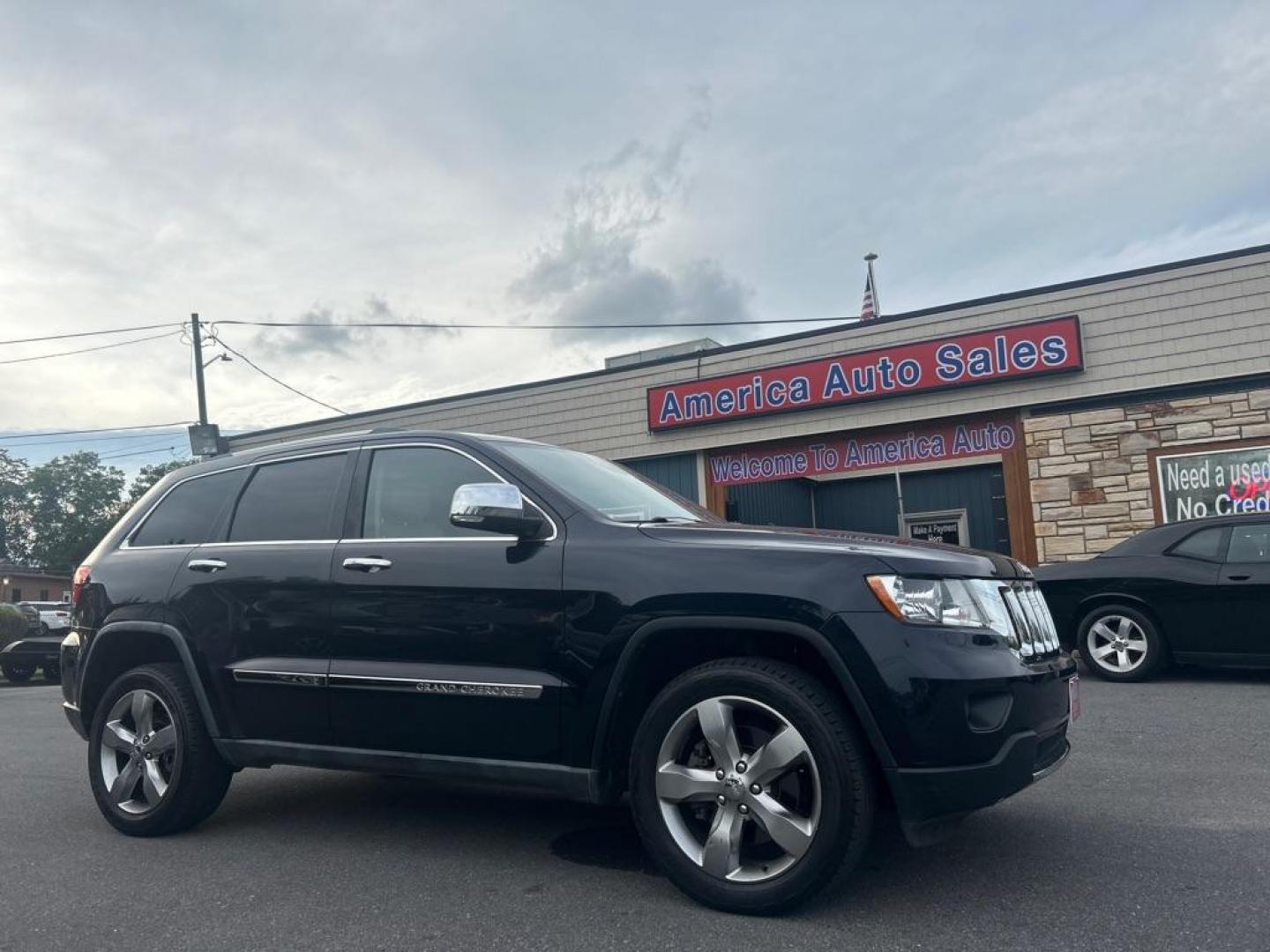 2011 BLUE JEEP GRAND CHEROKEE OVERLAND (1J4RR6GT4BC) with an 5.7L engine, Automatic transmission, located at 2514 Williamson Rd NE, Roanoke, VA, 24012, (540) 265-7770, 37.294636, -79.936249 - Photo#0