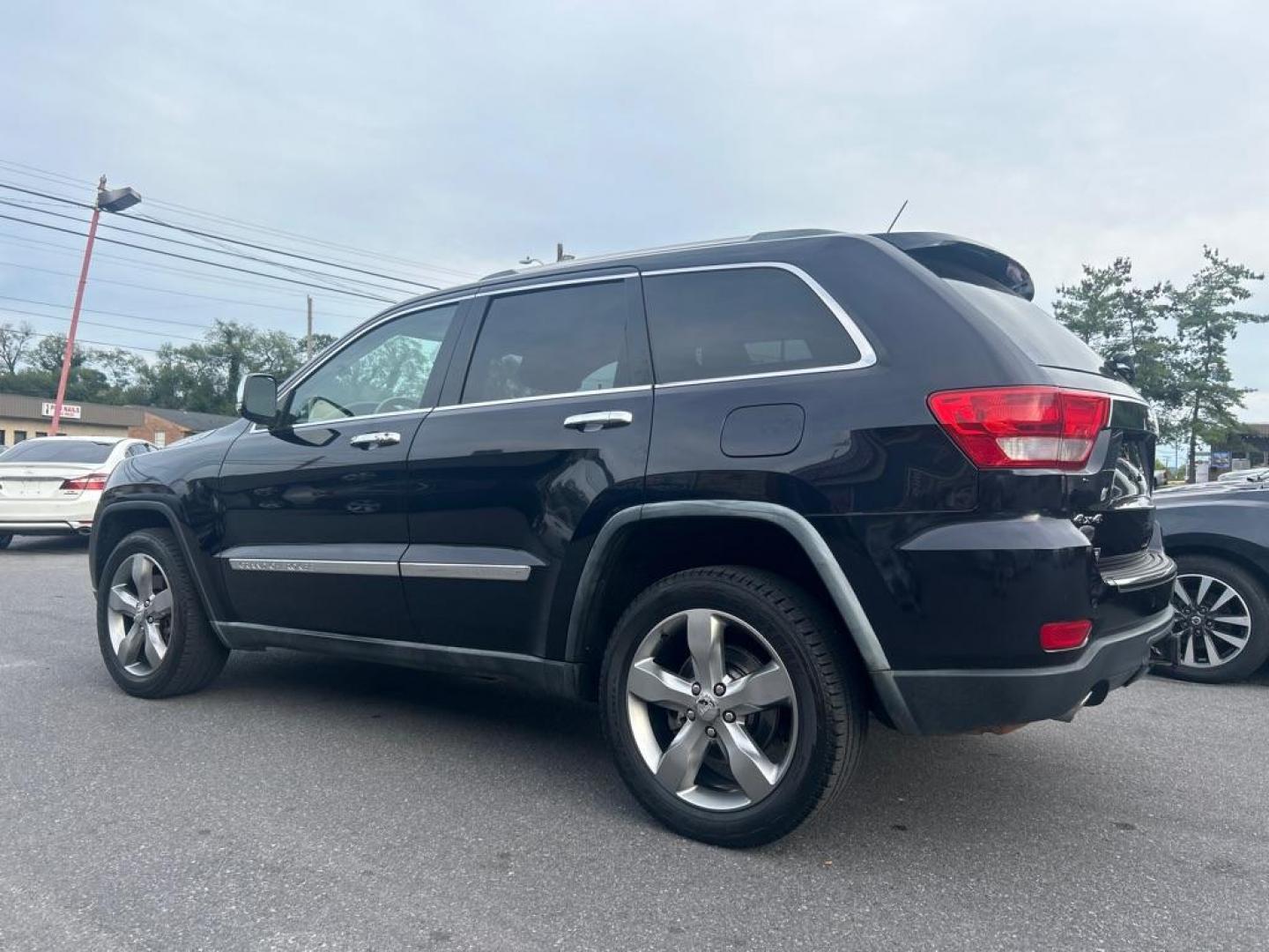 2011 BLUE JEEP GRAND CHEROKEE OVERLAND (1J4RR6GT4BC) with an 5.7L engine, Automatic transmission, located at 2514 Williamson Rd NE, Roanoke, VA, 24012, (540) 265-7770, 37.294636, -79.936249 - Photo#2