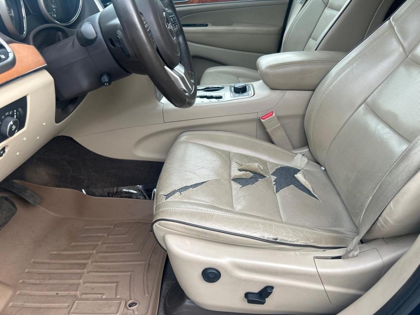 2011 BLUE JEEP GRAND CHEROKEE OVERLAND (1J4RR6GT4BC) with an 5.7L engine, Automatic transmission, located at 2514 Williamson Rd NE, Roanoke, VA, 24012, (540) 265-7770, 37.294636, -79.936249 - Photo#9