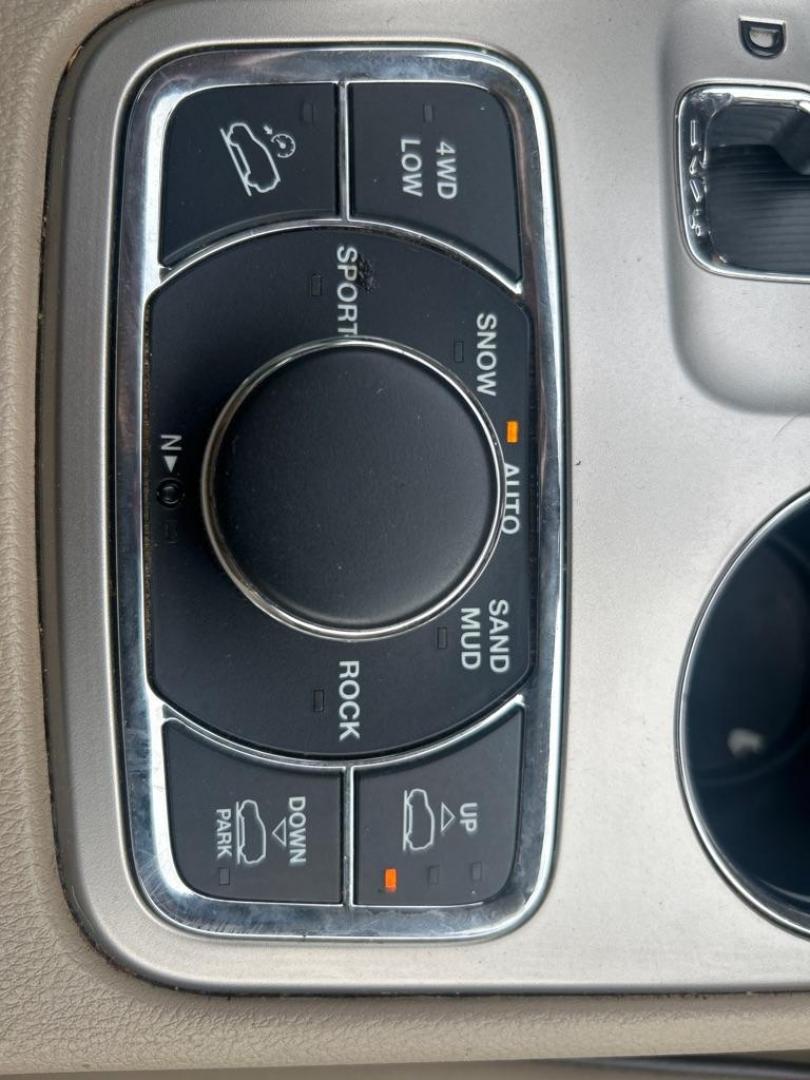 2011 BLUE JEEP GRAND CHEROKEE OVERLAND (1J4RR6GT4BC) with an 5.7L engine, Automatic transmission, located at 2514 Williamson Rd NE, Roanoke, VA, 24012, (540) 265-7770, 37.294636, -79.936249 - Photo#15