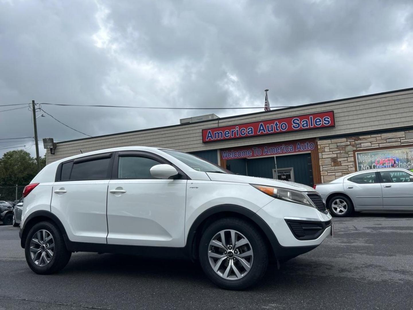 2016 WHITE KIA SPORTAGE LX (KNDPBCAC5G7) with an 2.4L engine, Automatic transmission, located at 2514 Williamson Rd NE, Roanoke, VA, 24012, (540) 265-7770, 37.294636, -79.936249 - NO CREDIT CHECK FINANCING WITH ONLY $3700 DOWN PAYMENT!!!! Check out our website www.needausedvehicle.com for our No Credit Check/ In House Financing options!! No Credit Check Available!!! In House Financing Available!!! All Clean Title Vehicles (no Salvaged or flooded vehicles ever on our lot)! - Photo#0