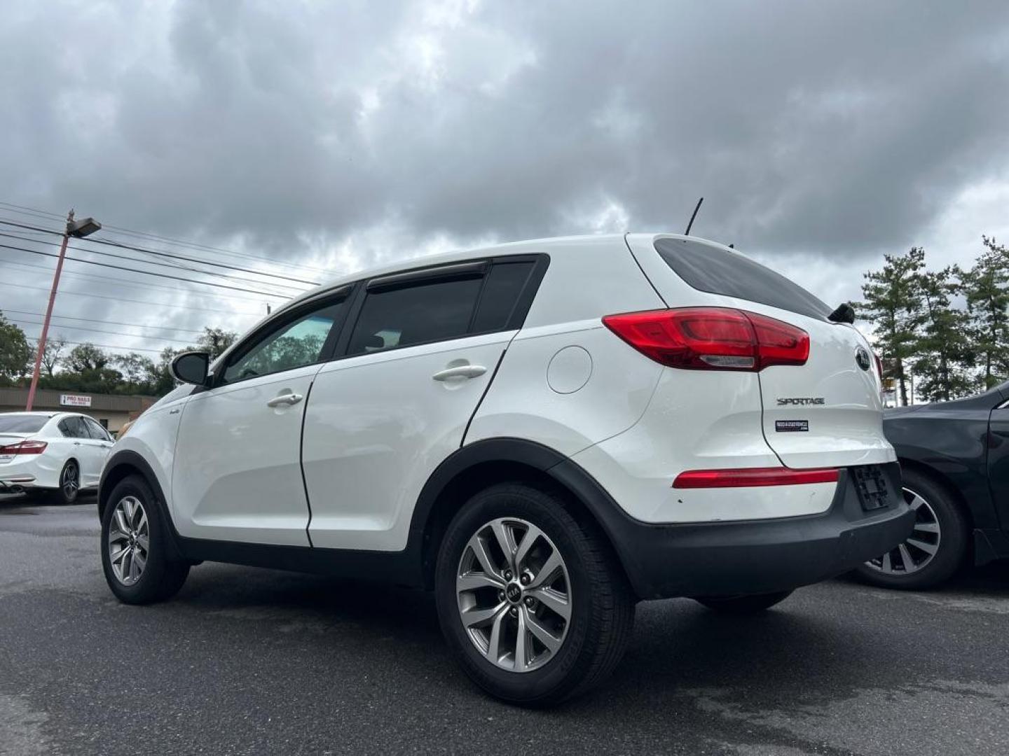 2016 WHITE KIA SPORTAGE LX (KNDPBCAC5G7) with an 2.4L engine, Automatic transmission, located at 2514 Williamson Rd NE, Roanoke, VA, 24012, (540) 265-7770, 37.294636, -79.936249 - NO CREDIT CHECK FINANCING WITH ONLY $3700 DOWN PAYMENT!!!! Check out our website www.needausedvehicle.com for our No Credit Check/ In House Financing options!! No Credit Check Available!!! In House Financing Available!!! All Clean Title Vehicles (no Salvaged or flooded vehicles ever on our lot)! - Photo#2