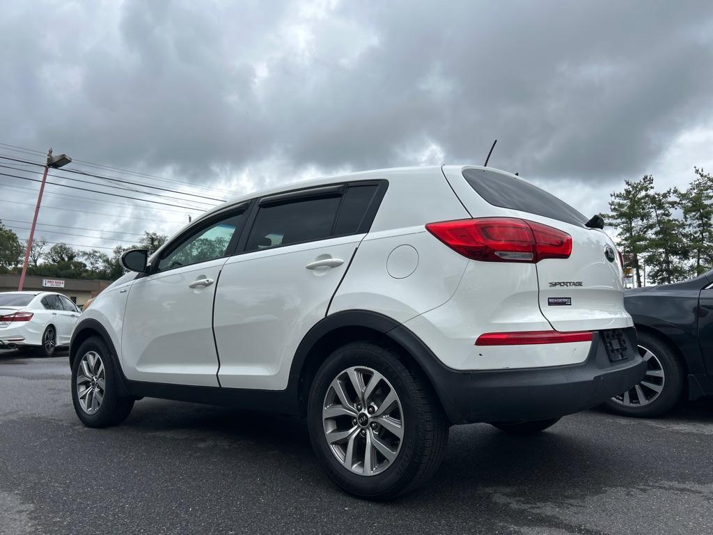 2016 WHITE KIA SPORTAGE LX (KNDPBCAC5G7) with an 2.4L engine, Automatic transmission, located at 2514 Williamson Rd NE, Roanoke, VA, 24012, (540) 265-7770, 37.294636, -79.936249 - NO CREDIT CHECK FINANCING WITH ONLY $3500 DOWN PAYMENT!!!! Check out our website www.needausedvehicle.com for our No Credit Check/ In House Financing options!! No Credit Check Available!!! In House Financing Available!!! All Clean Title Vehicles (no Salvaged or flooded vehicles ever on our lot)! - Photo#2