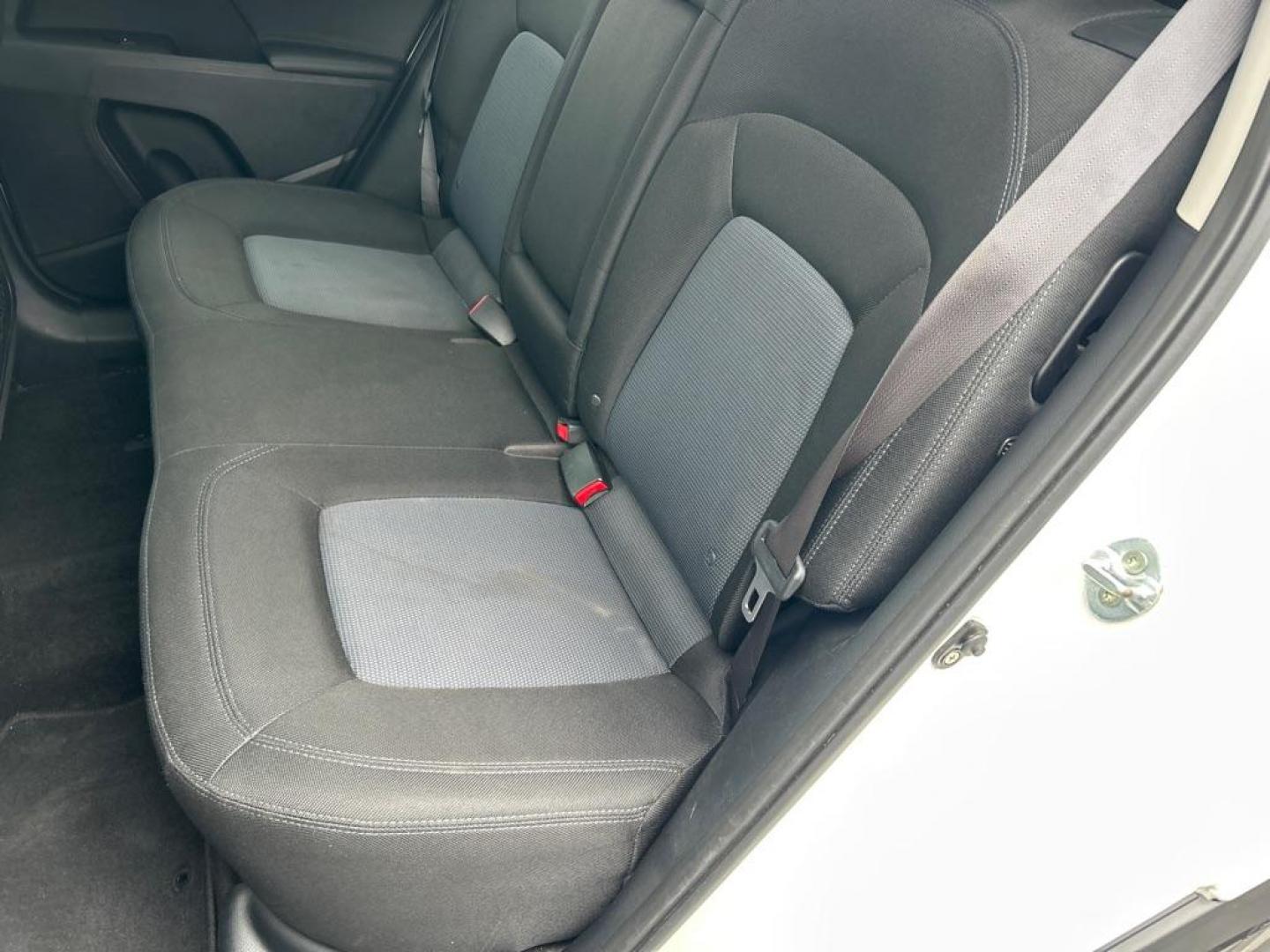 2016 WHITE KIA SPORTAGE LX (KNDPBCAC5G7) with an 2.4L engine, Automatic transmission, located at 2514 Williamson Rd NE, Roanoke, VA, 24012, (540) 265-7770, 37.294636, -79.936249 - NO CREDIT CHECK FINANCING WITH ONLY $3700 DOWN PAYMENT!!!! Check out our website www.needausedvehicle.com for our No Credit Check/ In House Financing options!! No Credit Check Available!!! In House Financing Available!!! All Clean Title Vehicles (no Salvaged or flooded vehicles ever on our lot)! - Photo#6