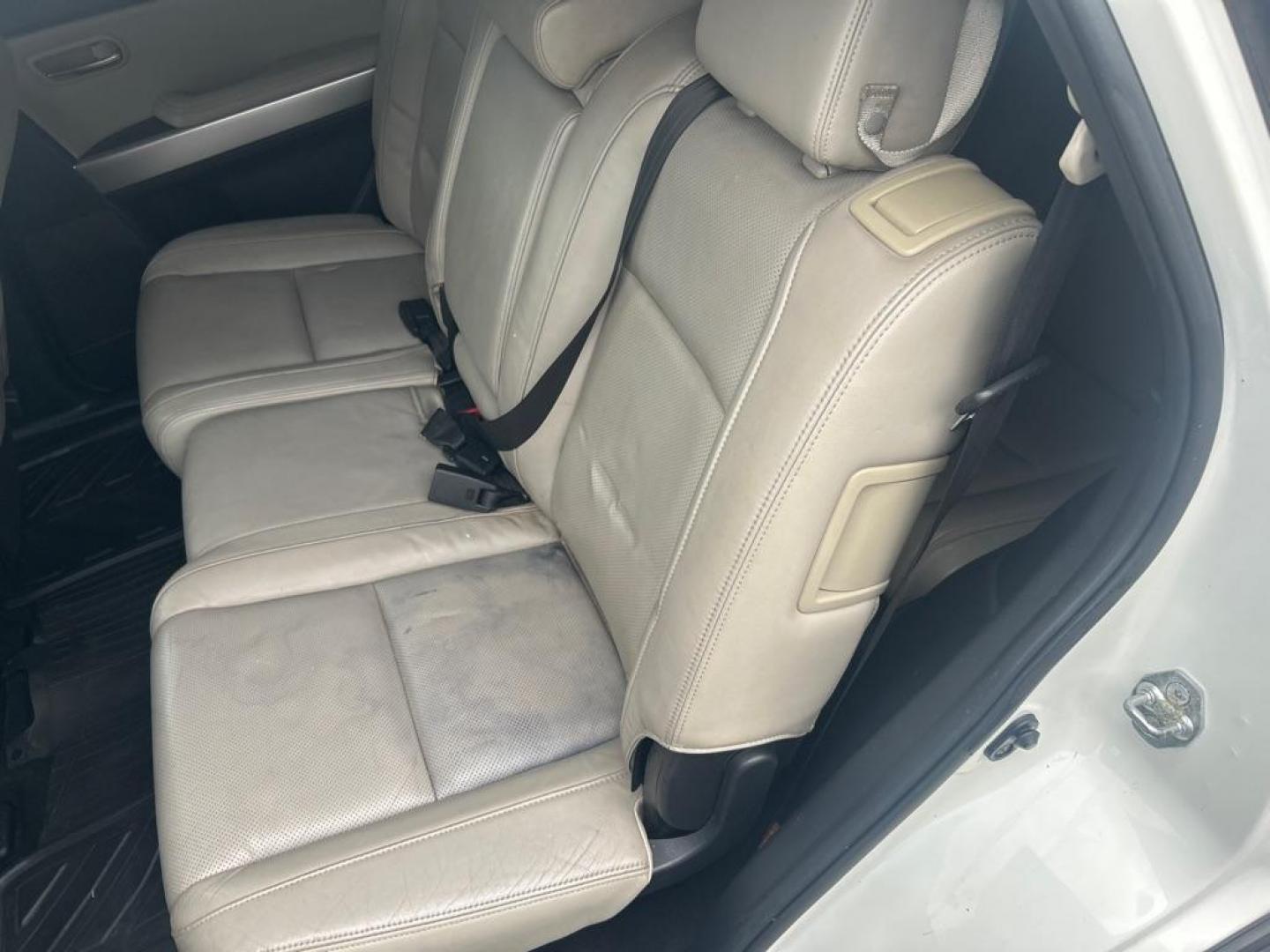 2014 WHITE MAZDA CX-9 GRAND TOURING (JM3TB3DV0E0) with an 3.7L engine, Automatic transmission, located at 2514 Williamson Rd NE, Roanoke, VA, 24012, (540) 265-7770, 37.294636, -79.936249 - NO CREDIT CHECK FINANCING WITH ONLY $3200 DOWN PAYMENT!!!! Check out our website www.needausedvehicle.com for our No Credit Check/ In House Financing options!! No Credit Check Available!!! In House Financing Available!!! All Clean Title Vehicles (no Salvaged or flooded vehicles ever on our lot)! - Photo#4