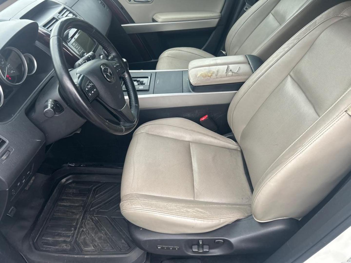 2014 WHITE MAZDA CX-9 GRAND TOURING (JM3TB3DV0E0) with an 3.7L engine, Automatic transmission, located at 2514 Williamson Rd NE, Roanoke, VA, 24012, (540) 265-7770, 37.294636, -79.936249 - NO CREDIT CHECK FINANCING WITH ONLY $3200 DOWN PAYMENT!!!! Check out our website www.needausedvehicle.com for our No Credit Check/ In House Financing options!! No Credit Check Available!!! In House Financing Available!!! All Clean Title Vehicles (no Salvaged or flooded vehicles ever on our lot)! - Photo#6