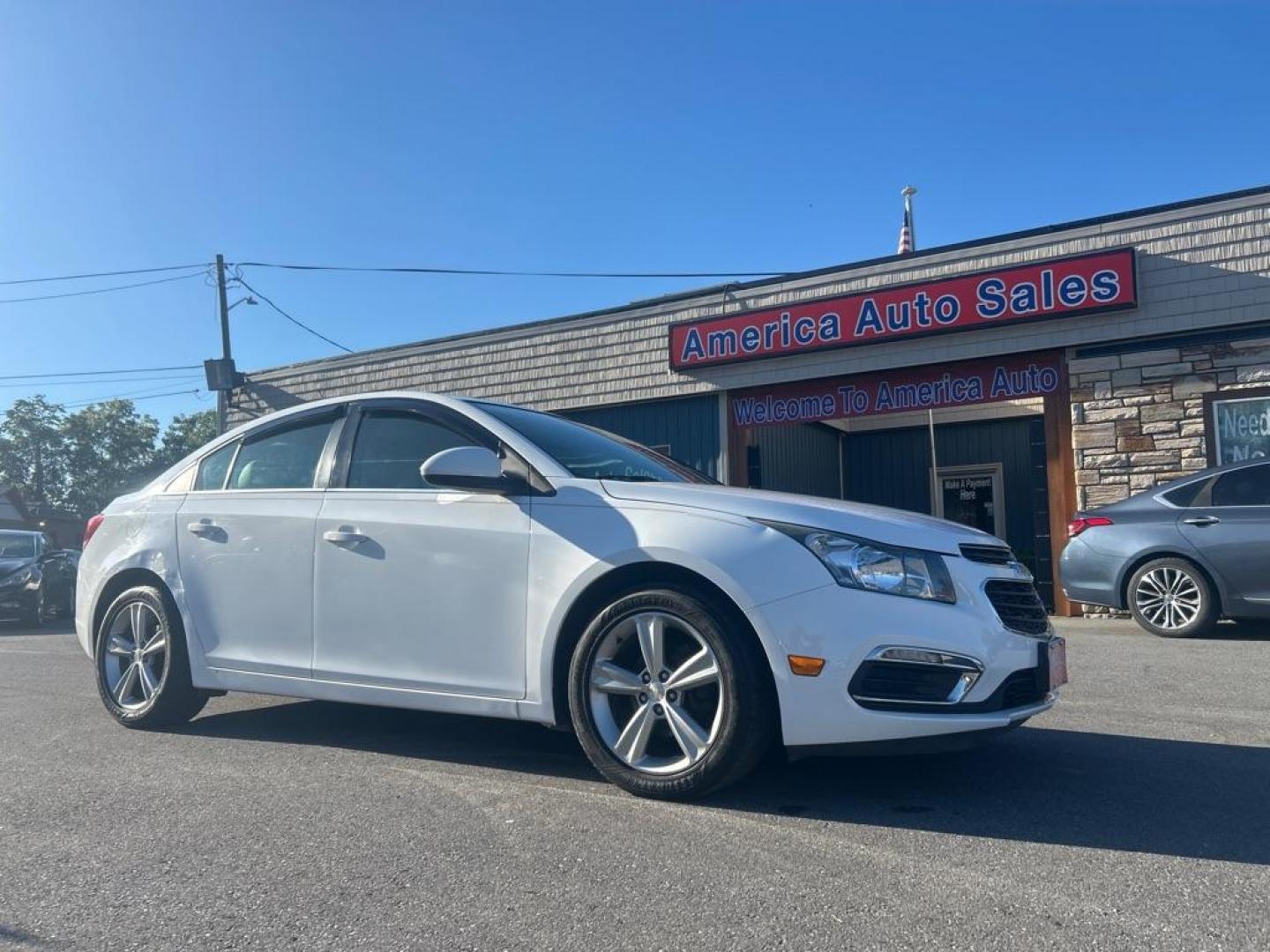 2015 WHITE CHEVROLET CRUZE LT (1G1PE5SB7F7) with an 1.4L engine, Automatic transmission, located at 2514 Williamson Rd NE, Roanoke, VA, 24012, (540) 265-7770, 37.294636, -79.936249 - Photo#0