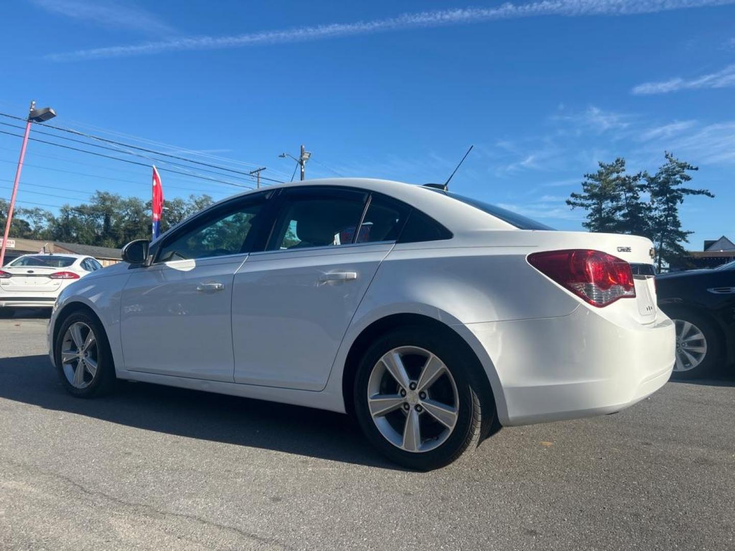 2015 WHITE CHEVROLET CRUZE LT (1G1PE5SB7F7) with an 1.4L engine, Automatic transmission, located at 2514 Williamson Rd NE, Roanoke, VA, 24012, (540) 265-7770, 37.294636, -79.936249 - Photo#2