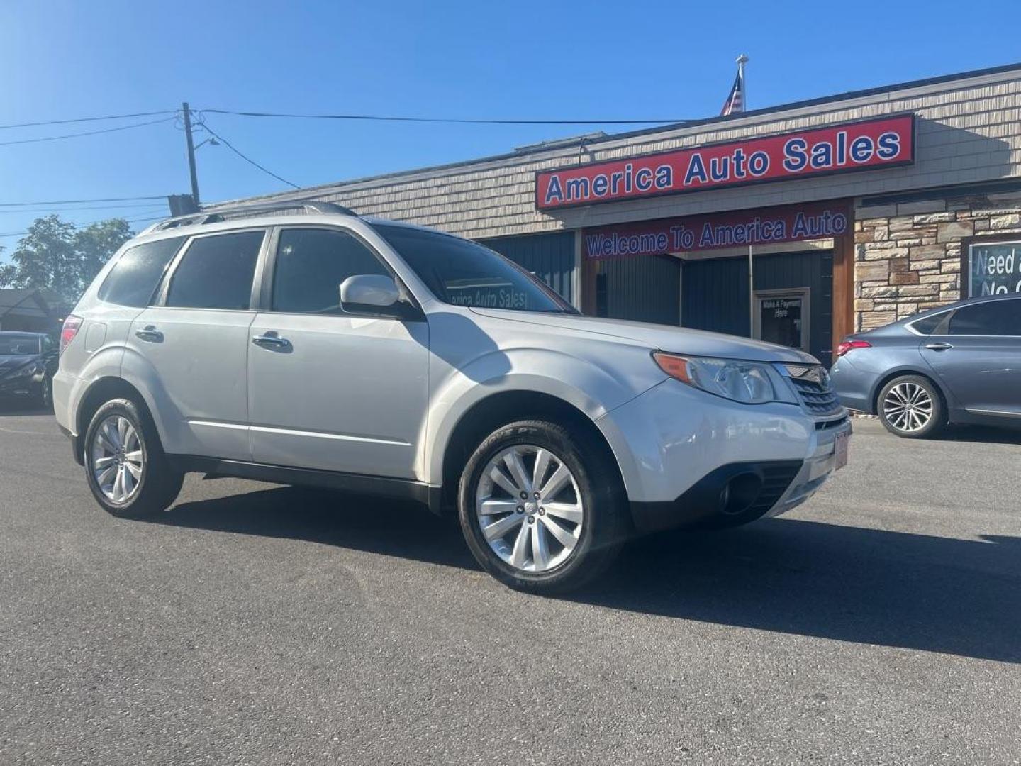 2013 WHITE SUBARU FORESTER 2.5X PREMIUM (JF2SHADC0DH) with an 2.5L engine, Automatic transmission, located at 2514 Williamson Rd NE, Roanoke, VA, 24012, (540) 265-7770, 37.294636, -79.936249 - Photo#0