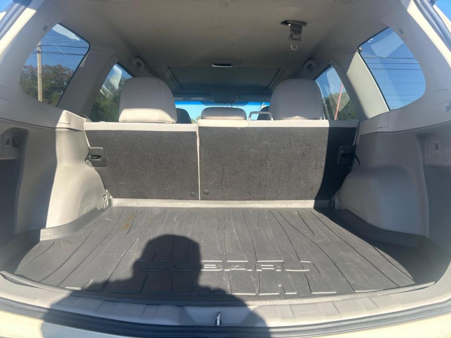 2013 WHITE SUBARU FORESTER 2.5X PREMIUM (JF2SHADC0DH) with an 2.5L engine, Automatic transmission, located at 2514 Williamson Rd NE, Roanoke, VA, 24012, (540) 265-7770, 37.294636, -79.936249 - Photo#4