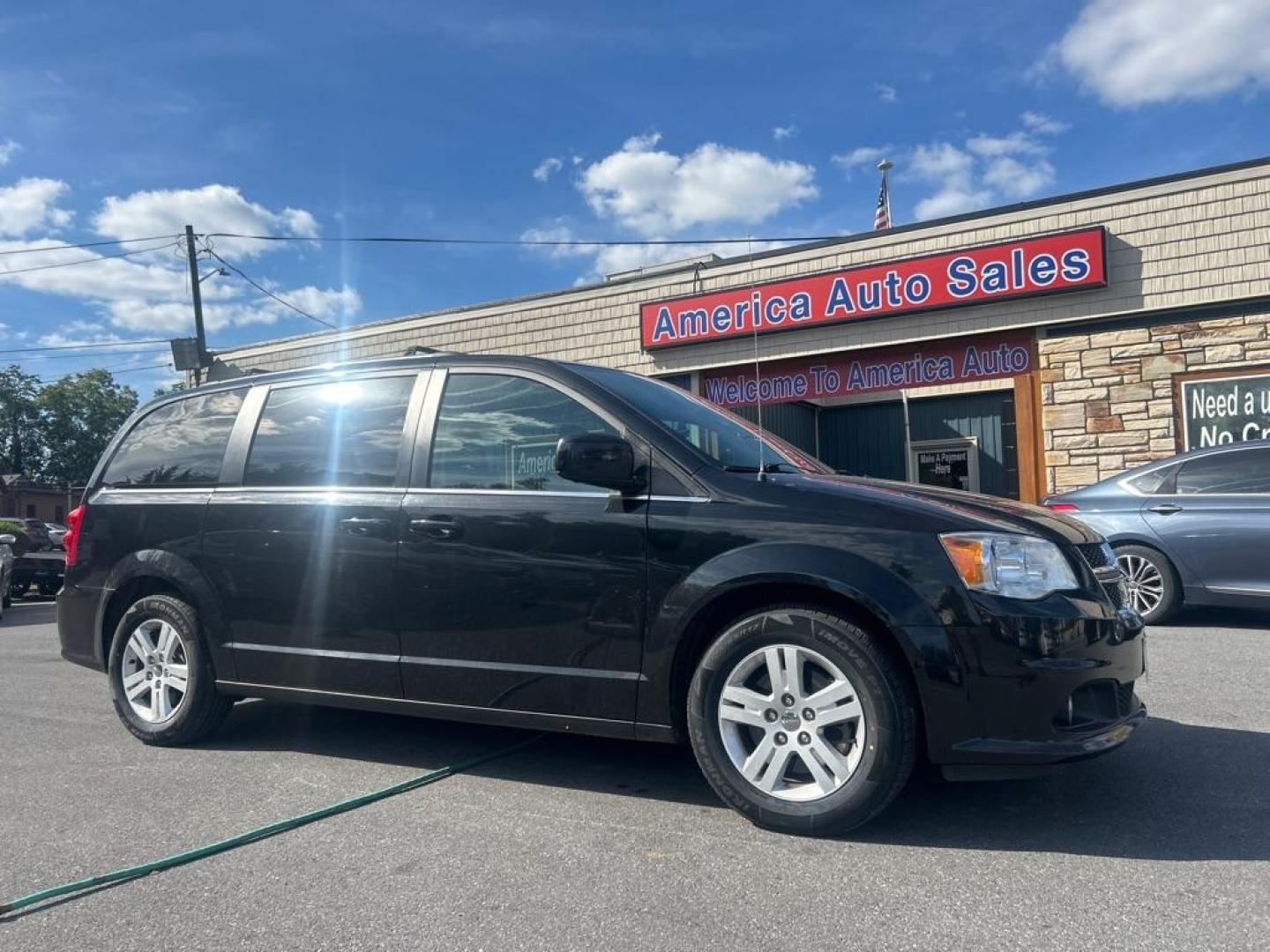 2019 BLACK DODGE GRAND CARAVAN SXT (2C4RDGCG1KR) with an 3.6L engine, Automatic transmission, located at 2514 Williamson Rd NE, Roanoke, VA, 24012, (540) 265-7770, 37.294636, -79.936249 - Photo#0