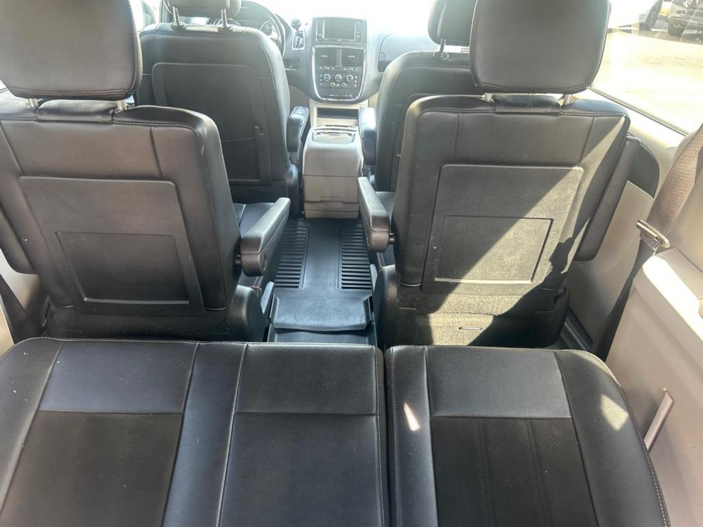 2019 BLACK DODGE GRAND CARAVAN SXT (2C4RDGCG1KR) with an 3.6L engine, Automatic transmission, located at 2514 Williamson Rd NE, Roanoke, VA, 24012, (540) 265-7770, 37.294636, -79.936249 - Photo#3
