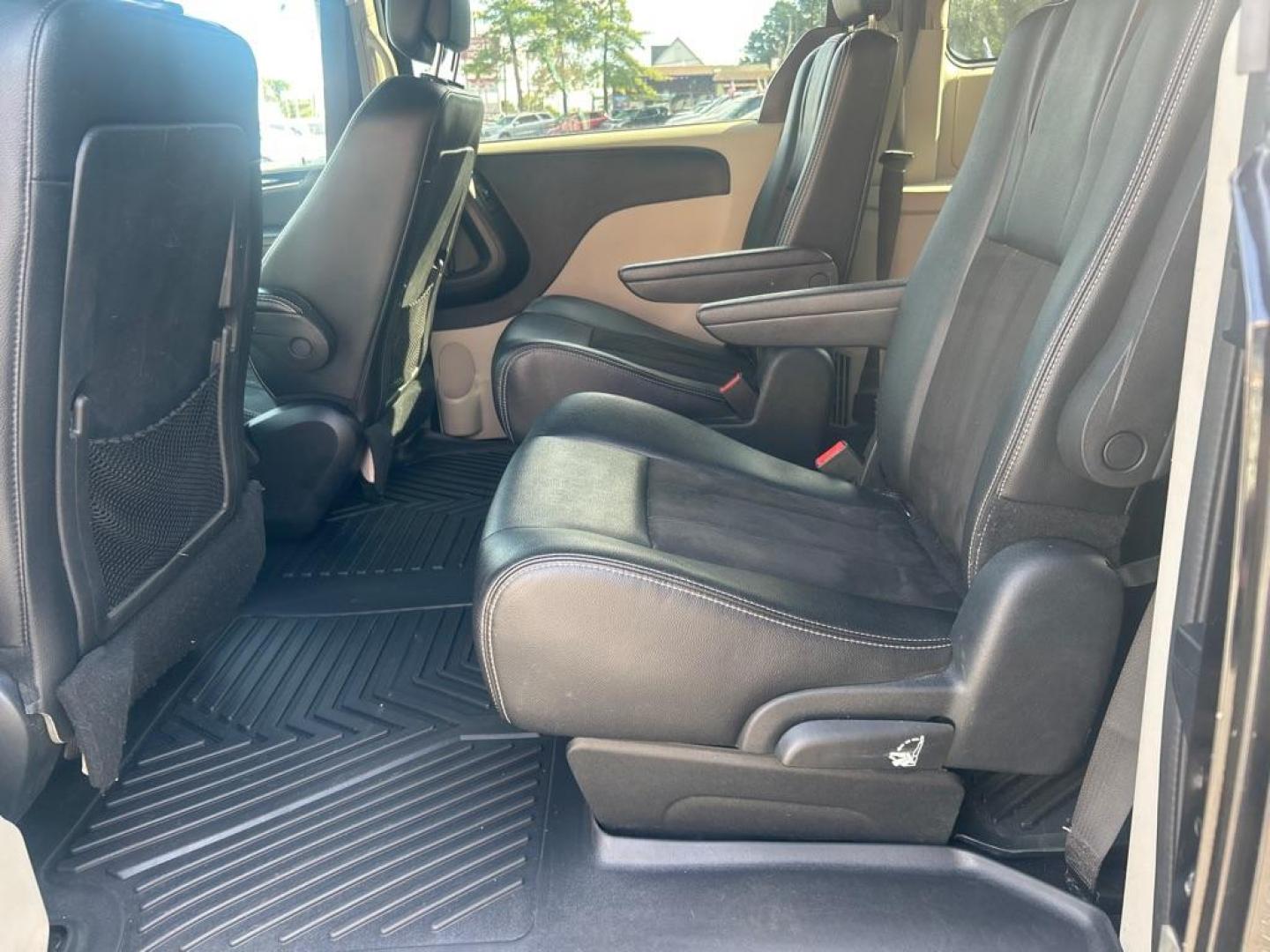 2019 BLACK DODGE GRAND CARAVAN SXT (2C4RDGCG1KR) with an 3.6L engine, Automatic transmission, located at 2514 Williamson Rd NE, Roanoke, VA, 24012, (540) 265-7770, 37.294636, -79.936249 - Photo#4