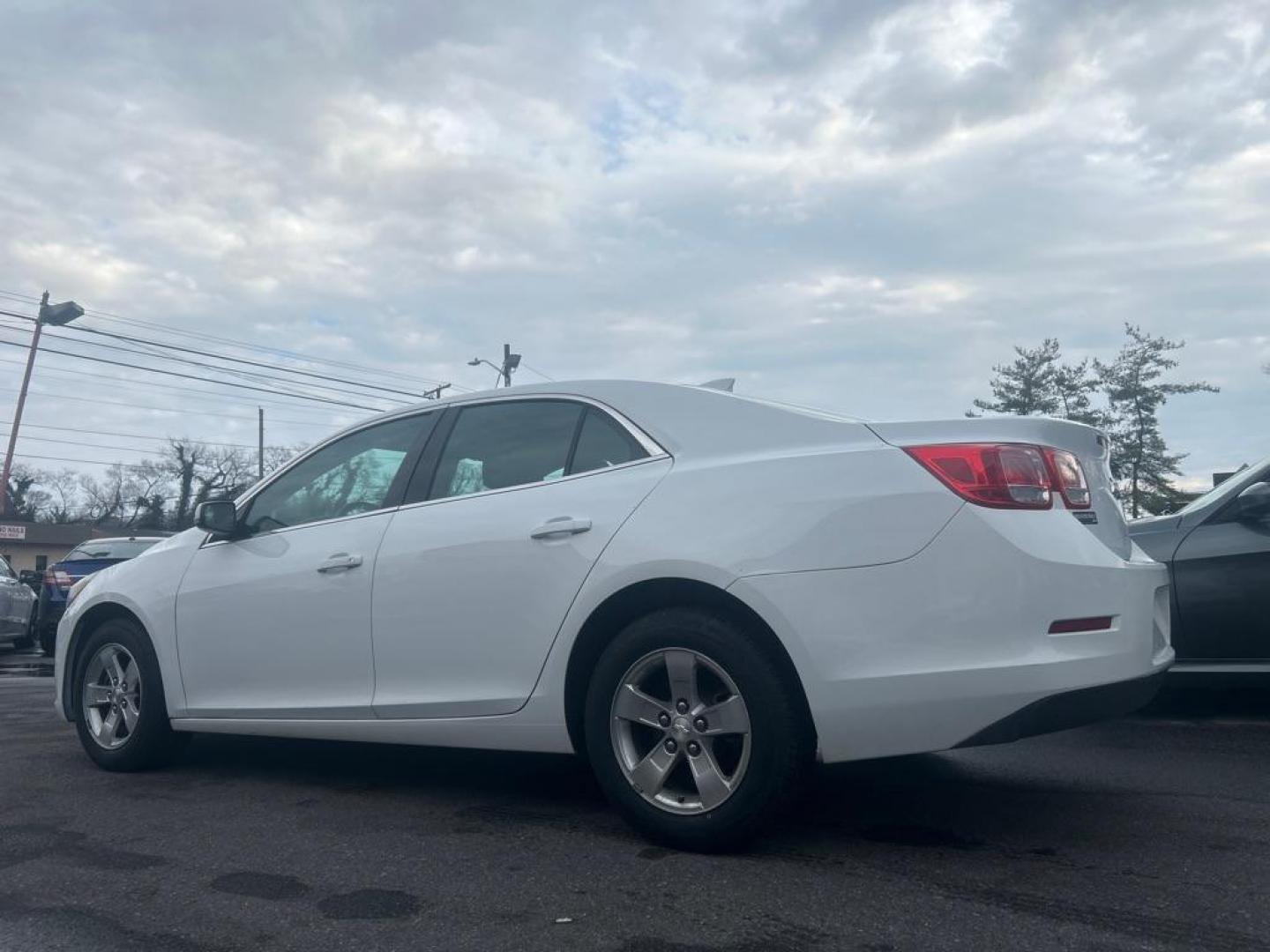 2016 WHITE CHEVROLET MALIBU LIMITED LT (1G11C5SA1GU) with an 2.5L engine, Automatic transmission, located at 2514 Williamson Rd NE, Roanoke, VA, 24012, (540) 265-7770, 37.294636, -79.936249 - Photo#2