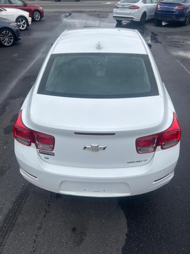 2016 WHITE CHEVROLET MALIBU LIMITED LT (1G11C5SA1GU) with an 2.5L engine, Automatic transmission, located at 2514 Williamson Rd NE, Roanoke, VA, 24012, (540) 265-7770, 37.294636, -79.936249 - Photo#3