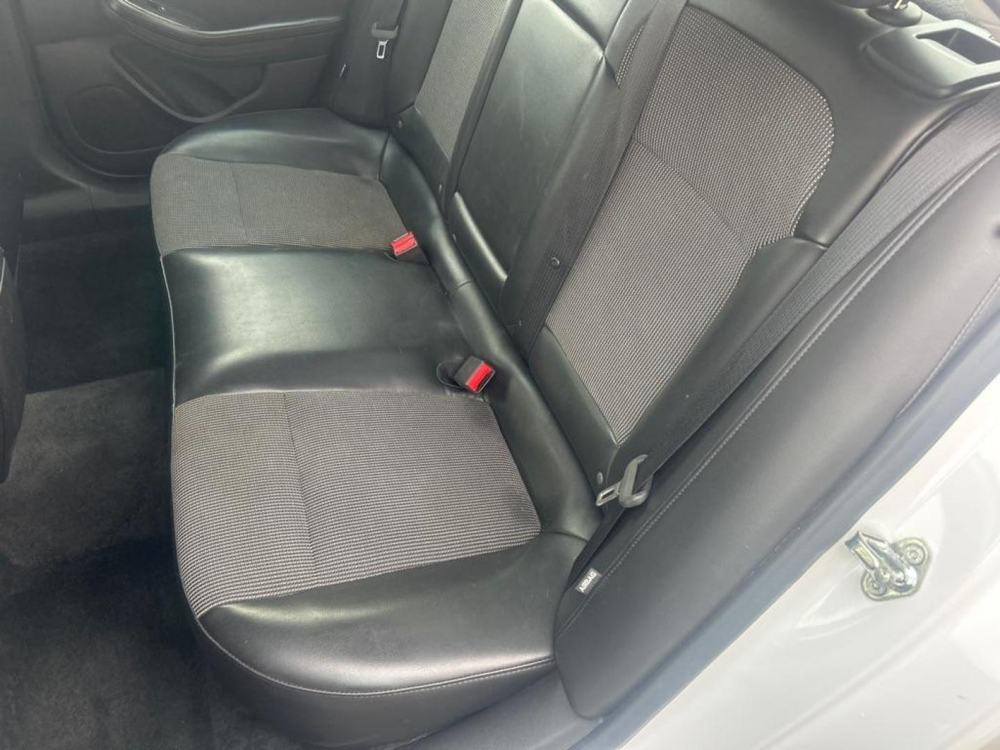 2016 WHITE CHEVROLET MALIBU LIMITED LT (1G11C5SA1GU) with an 2.5L engine, Automatic transmission, located at 2514 Williamson Rd NE, Roanoke, VA, 24012, (540) 265-7770, 37.294636, -79.936249 - Photo#4