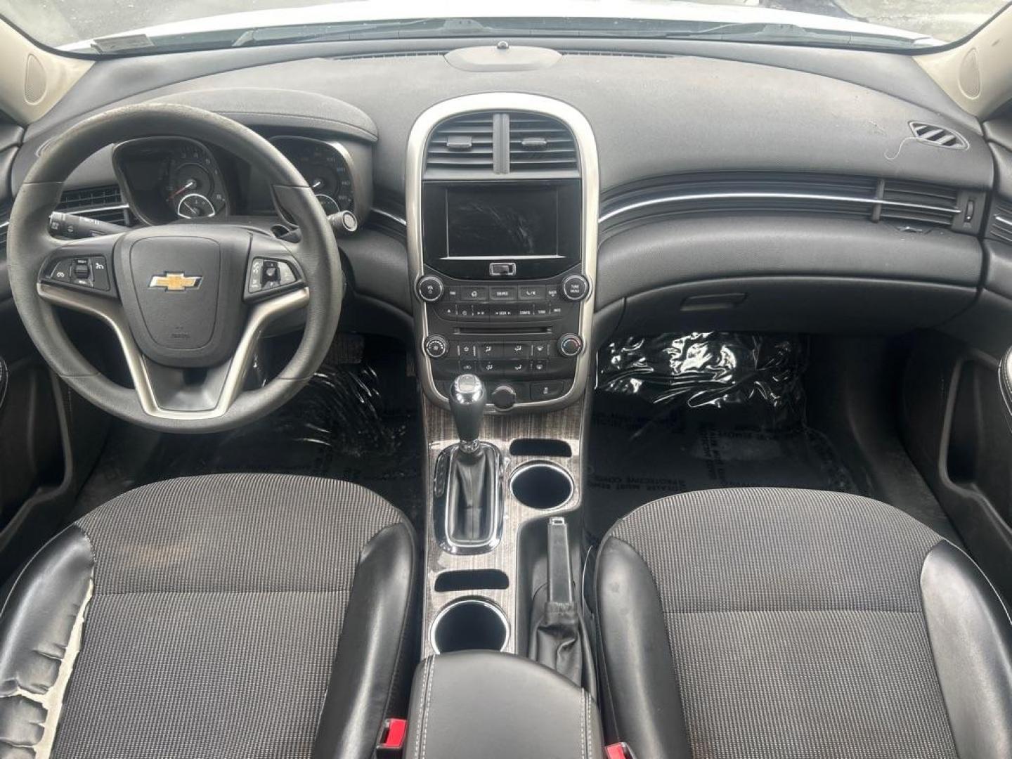 2016 WHITE CHEVROLET MALIBU LIMITED LT (1G11C5SA1GU) with an 2.5L engine, Automatic transmission, located at 2514 Williamson Rd NE, Roanoke, VA, 24012, (540) 265-7770, 37.294636, -79.936249 - Photo#5