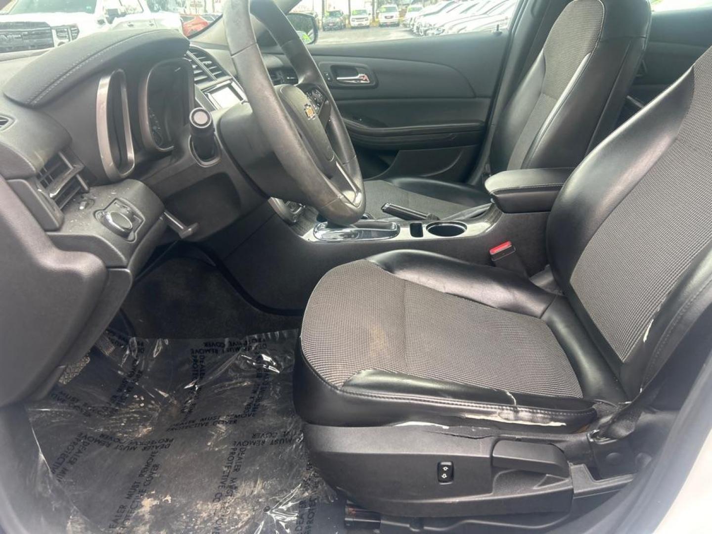 2016 WHITE CHEVROLET MALIBU LIMITED LT (1G11C5SA1GU) with an 2.5L engine, Automatic transmission, located at 2514 Williamson Rd NE, Roanoke, VA, 24012, (540) 265-7770, 37.294636, -79.936249 - Photo#6