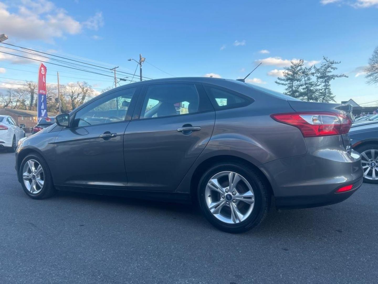 2014 GRAY FORD FOCUS SE (1FADP3F21EL) with an 2.0L engine, Automatic transmission, located at 2514 Williamson Rd NE, Roanoke, VA, 24012, (540) 265-7770, 37.294636, -79.936249 - NO CREDIT CHECK FINANCING WITH ONLY $2300 DOWN PAYMENT!!!! Check out our website www.needausedvehicle.com for our No Credit Check/ In House Financing options!! No Credit Check Available!!! In House Financing Available!!! All Clean Title Vehicles (no Salvaged or flooded vehicles ever on our lot)! - Photo#2