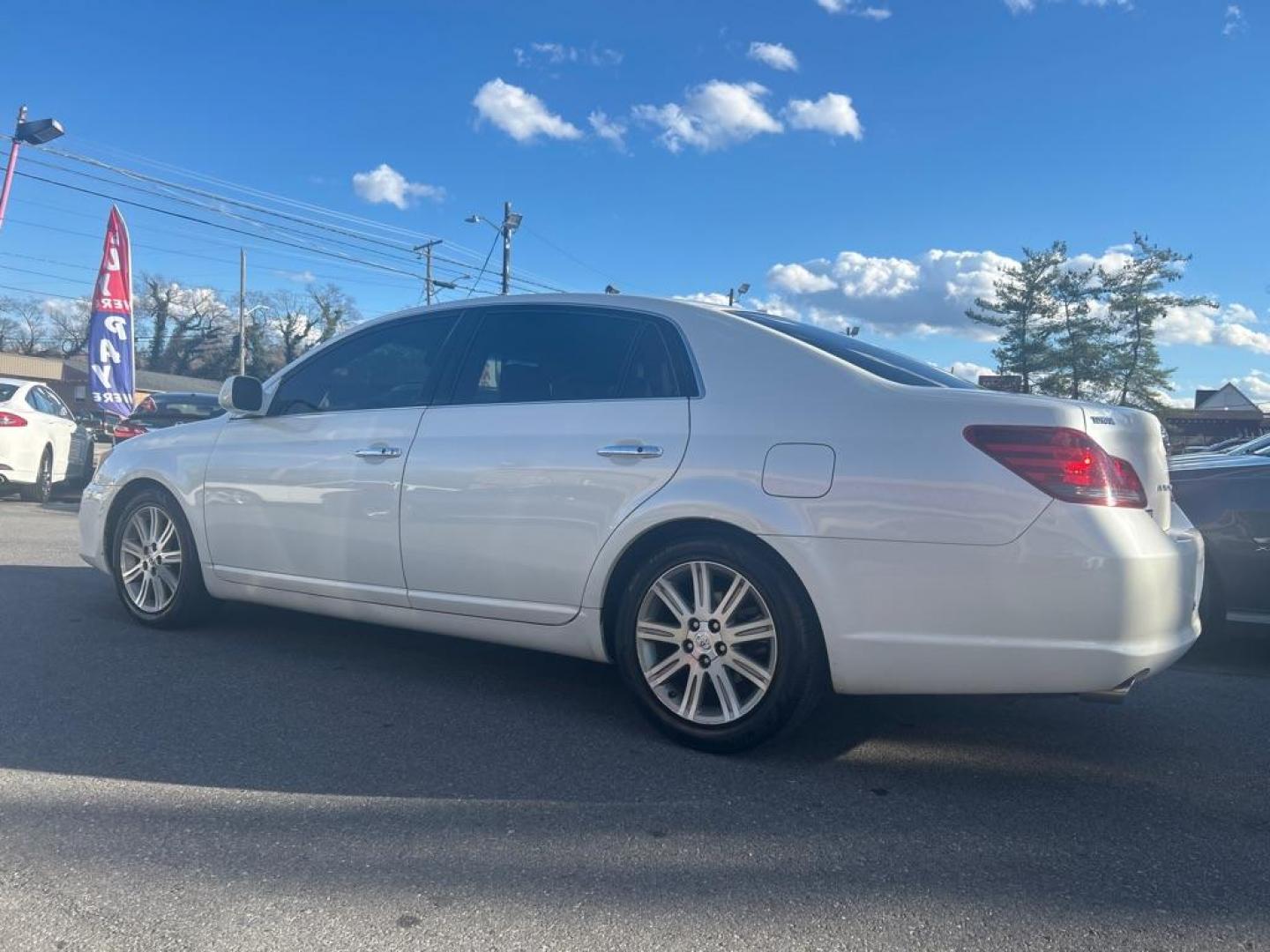 2010 WHITE TOYOTA AVALON XL (4T1BK3DB3AU) with an 3.5L engine, Automatic transmission, located at 2514 Williamson Rd NE, Roanoke, VA, 24012, (540) 265-7770, 37.294636, -79.936249 - NO CREDIT CHECK FINANCING WITH ONLY $1800 DOWN PAYMENT!!!! Check out our website www.needausedvehicle.com for our No Credit Check/ In House Financing options!! No Credit Check Available!!! In House Financing Available!!! All Clean Title Vehicles (no Salvaged or flooded vehicles ever on our lot)! - Photo#1