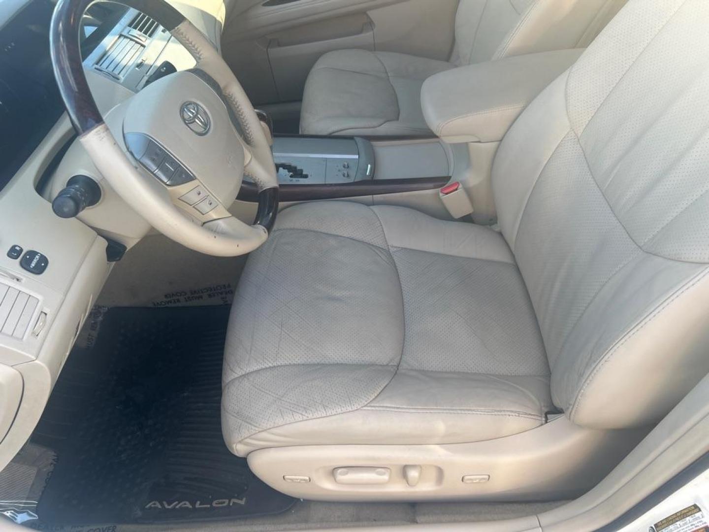 2010 WHITE TOYOTA AVALON XL (4T1BK3DB3AU) with an 3.5L engine, Automatic transmission, located at 2514 Williamson Rd NE, Roanoke, VA, 24012, (540) 265-7770, 37.294636, -79.936249 - NO CREDIT CHECK FINANCING WITH ONLY $1800 DOWN PAYMENT!!!! Check out our website www.needausedvehicle.com for our No Credit Check/ In House Financing options!! No Credit Check Available!!! In House Financing Available!!! All Clean Title Vehicles (no Salvaged or flooded vehicles ever on our lot)! - Photo#4