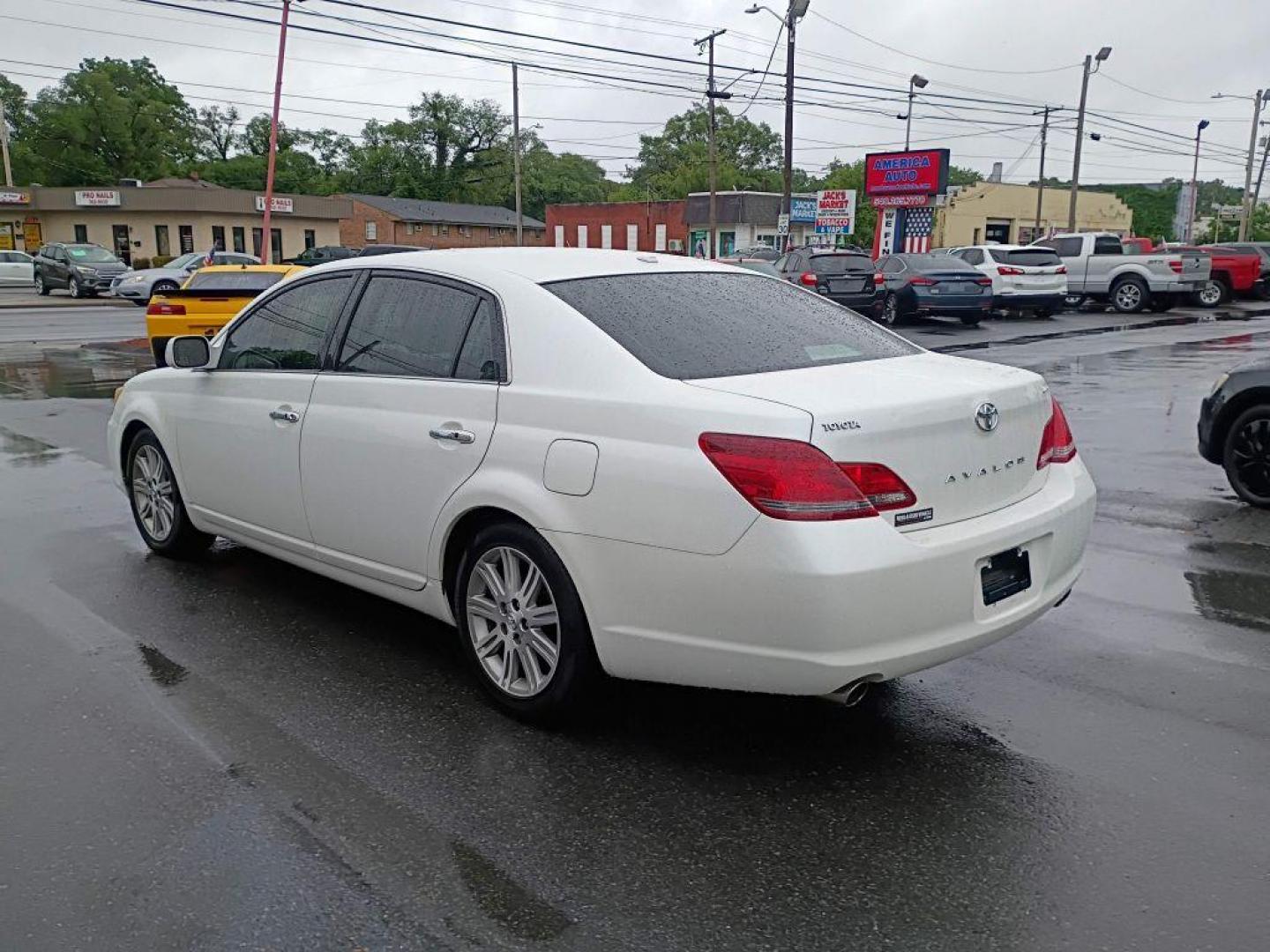 2010 WHITE TOYOTA AVALON XL (4T1BK3DB3AU) with an 3.5L engine, Automatic transmission, located at 2514 Williamson Rd NE, Roanoke, VA, 24012, (540) 265-7770, 37.294636, -79.936249 - NO CREDIT CHECK FINANCING WITH ONLY $1800 DOWN PAYMENT!!!! Check out our website www.needausedvehicle.com for our No Credit Check/ In House Financing options!! No Credit Check Available!!! In House Financing Available!!! All Clean Title Vehicles (no Salvaged or flooded vehicles ever on our lot)!- Photo#1