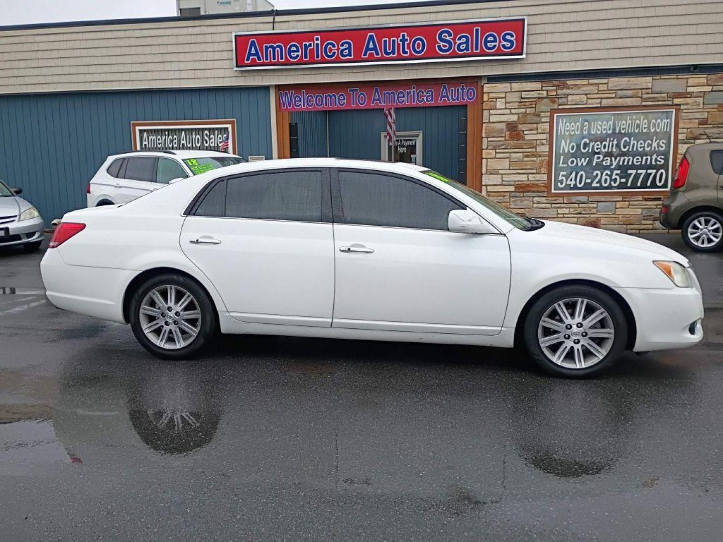 2010 WHITE TOYOTA AVALON XL (4T1BK3DB3AU) with an 3.5L engine, Automatic transmission, located at 2514 Williamson Rd NE, Roanoke, VA, 24012, (540) 265-7770, 37.294636, -79.936249 - NO CREDIT CHECK FINANCING WITH ONLY $1800 DOWN PAYMENT!!!! Check out our website www.needausedvehicle.com for our No Credit Check/ In House Financing options!! No Credit Check Available!!! In House Financing Available!!! All Clean Title Vehicles (no Salvaged or flooded vehicles ever on our lot)!- Photo#3