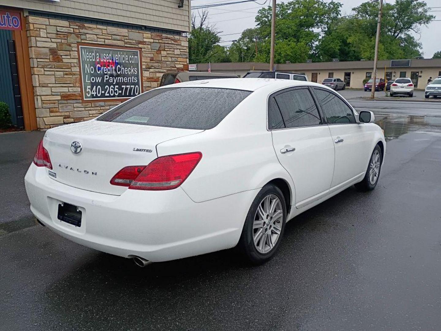 2010 WHITE TOYOTA AVALON XL (4T1BK3DB3AU) with an 3.5L engine, Automatic transmission, located at 2514 Williamson Rd NE, Roanoke, VA, 24012, (540) 265-7770, 37.294636, -79.936249 - NO CREDIT CHECK FINANCING WITH ONLY $1800 DOWN PAYMENT!!!! Check out our website www.needausedvehicle.com for our No Credit Check/ In House Financing options!! No Credit Check Available!!! In House Financing Available!!! All Clean Title Vehicles (no Salvaged or flooded vehicles ever on our lot)!- Photo#9