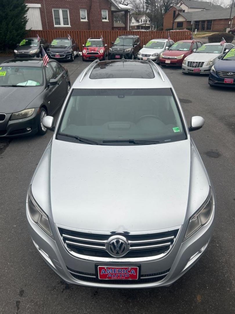 2011 GRAY VOLKSWAGEN TIGUAN S (WVGBV7AX5BW) with an 2.0L engine, Automatic transmission, located at 2514 Williamson Rd NE, Roanoke, VA, 24012, (540) 265-7770, 37.294636, -79.936249 - Photo#1