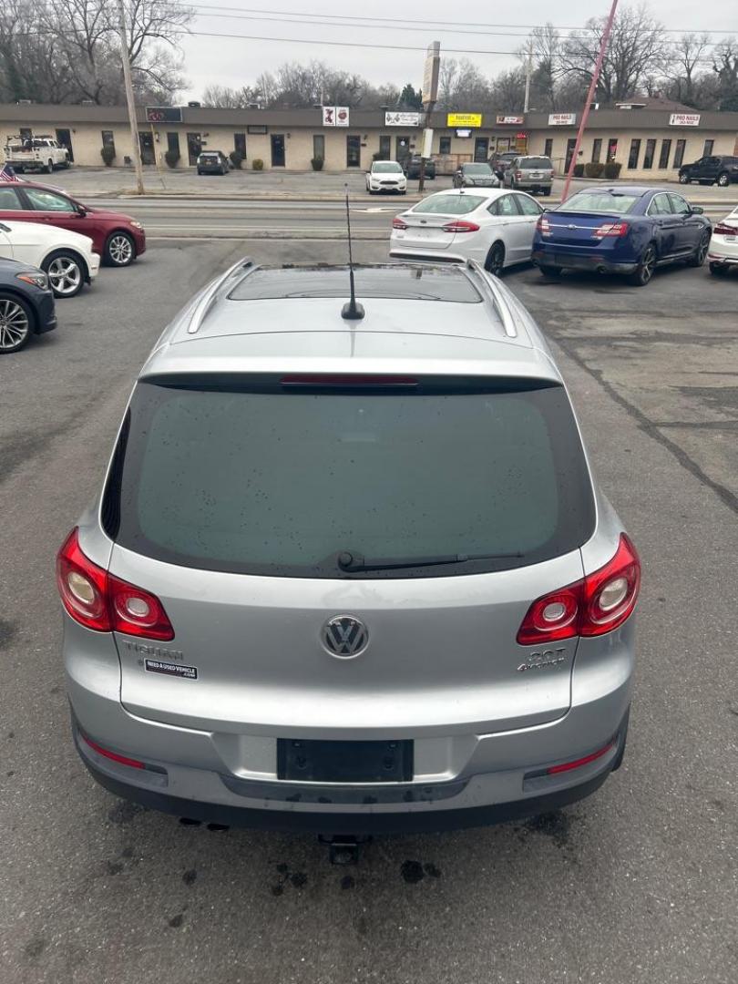 2011 GRAY VOLKSWAGEN TIGUAN S (WVGBV7AX5BW) with an 2.0L engine, Automatic transmission, located at 2514 Williamson Rd NE, Roanoke, VA, 24012, (540) 265-7770, 37.294636, -79.936249 - Photo#3