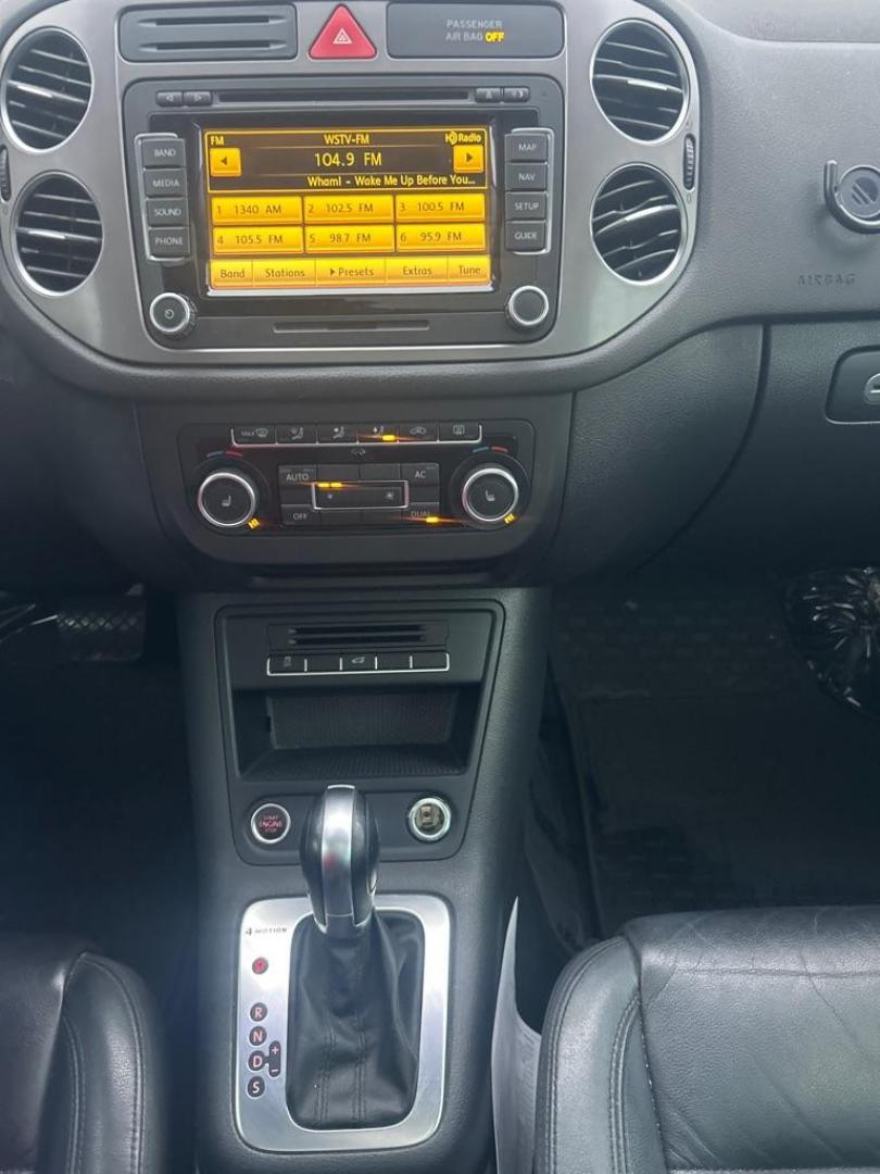 2011 GRAY VOLKSWAGEN TIGUAN S (WVGBV7AX5BW) with an 2.0L engine, Automatic transmission, located at 2514 Williamson Rd NE, Roanoke, VA, 24012, (540) 265-7770, 37.294636, -79.936249 - Photo#9