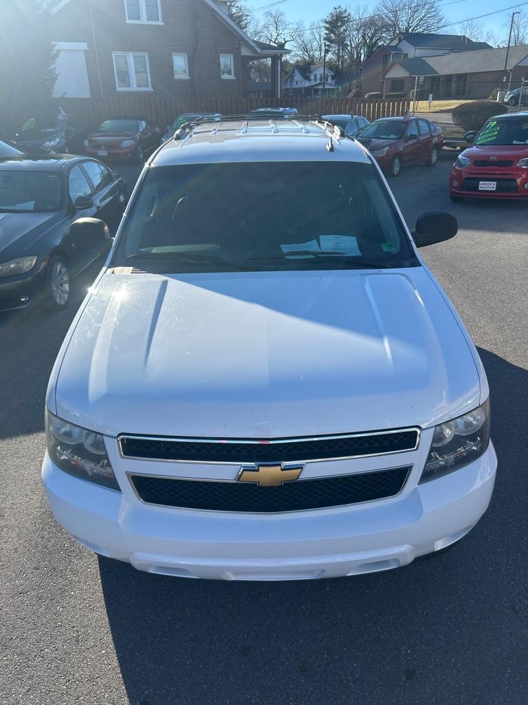 2013 WHITE CHEVROLET TAHOE 1500 LT (1GNSKBE01DR) with an 5.3L engine, Automatic transmission, located at 2514 Williamson Rd NE, Roanoke, VA, 24012, (540) 265-7770, 37.294636, -79.936249 - NO CREDIT CHECK FINANCING WITH ONLY $3500 DOWN PAYMENT!!!! Check out our website www.needausedvehicle.com for our No Credit Check/ In House Financing options!! No Credit Check Available!!! In House Financing Available!!! All Clean Title Vehicles (no Salvaged or flooded vehicles ever on our lot)! - Photo#1