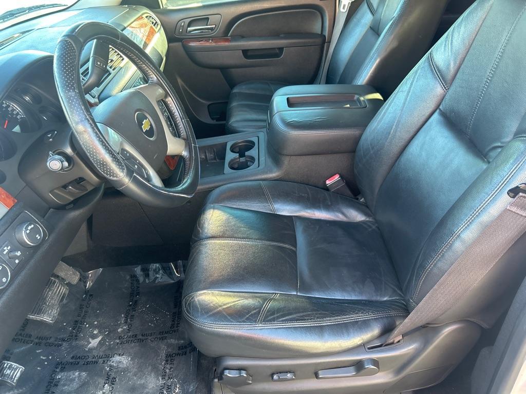 2013 WHITE CHEVROLET TAHOE 1500 LT (1GNSKBE01DR) with an 5.3L engine, Automatic transmission, located at 2514 Williamson Rd NE, Roanoke, VA, 24012, (540) 265-7770, 37.294636, -79.936249 - NO CREDIT CHECK FINANCING WITH ONLY $3500 DOWN PAYMENT!!!! Check out our website www.needausedvehicle.com for our No Credit Check/ In House Financing options!! No Credit Check Available!!! In House Financing Available!!! All Clean Title Vehicles (no Salvaged or flooded vehicles ever on our lot)! - Photo#7