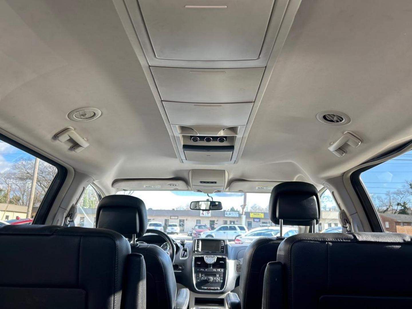 2016 GRAY CHRYSLER TOWN and COUNTRY TOURING (2C4RC1BG0GR) with an 3.6L engine, Automatic transmission, located at 2514 Williamson Rd NE, Roanoke, VA, 24012, (540) 265-7770, 37.294636, -79.936249 - NO CREDIT CHECK FINANCING WITH ONLY $3000 DOWN PAYMENT!!!! Check out our website www.needausedvehicle.com for our No Credit Check/ In House Financing options!! No Credit Check Available!!! In House Financing Available!!! All Clean Title Vehicles (no Salvaged or flooded vehicles ever on our lot)! - Photo#4
