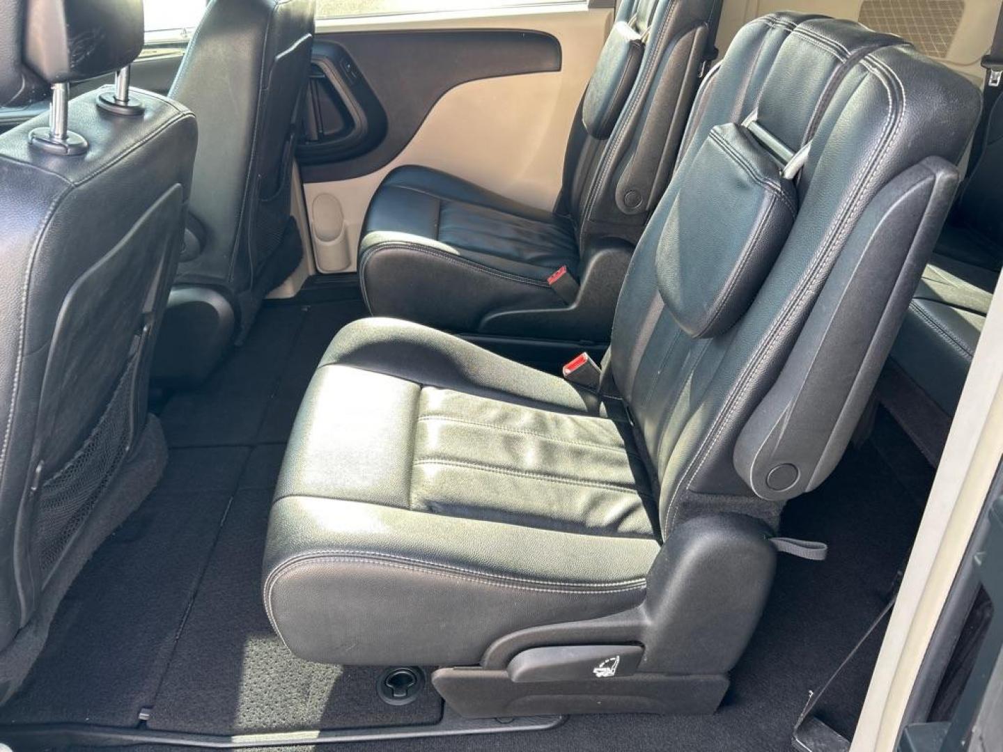 2016 GRAY CHRYSLER TOWN and COUNTRY TOURING (2C4RC1BG0GR) with an 3.6L engine, Automatic transmission, located at 2514 Williamson Rd NE, Roanoke, VA, 24012, (540) 265-7770, 37.294636, -79.936249 - NO CREDIT CHECK FINANCING WITH ONLY $3000 DOWN PAYMENT!!!! Check out our website www.needausedvehicle.com for our No Credit Check/ In House Financing options!! No Credit Check Available!!! In House Financing Available!!! All Clean Title Vehicles (no Salvaged or flooded vehicles ever on our lot)! - Photo#5