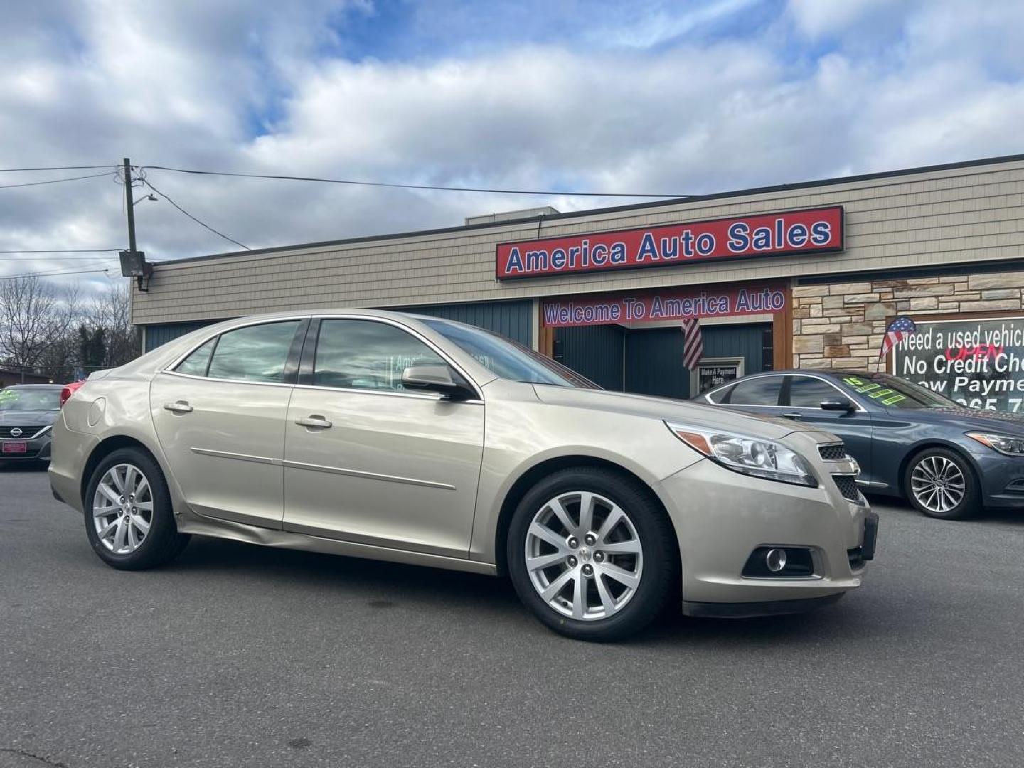 2013 GOLD CHEVROLET MALIBU 2LT (1G11E5SAXDF) with an 2.5L engine, Automatic transmission, located at 2514 Williamson Rd NE, Roanoke, VA, 24012, (540) 265-7770, 37.294636, -79.936249 - NO CREDIT CHECK FINANCING WITH ONLY $2000 DOWN PAYMENT!!!! Check out our website www.needausedvehicle.com for our No Credit Check/ In House Financing options!! No Credit Check Available!!! In House Financing Available!!! All Clean Title Vehicles (no Salvaged or flooded vehicles ever on our lot)! - Photo#0