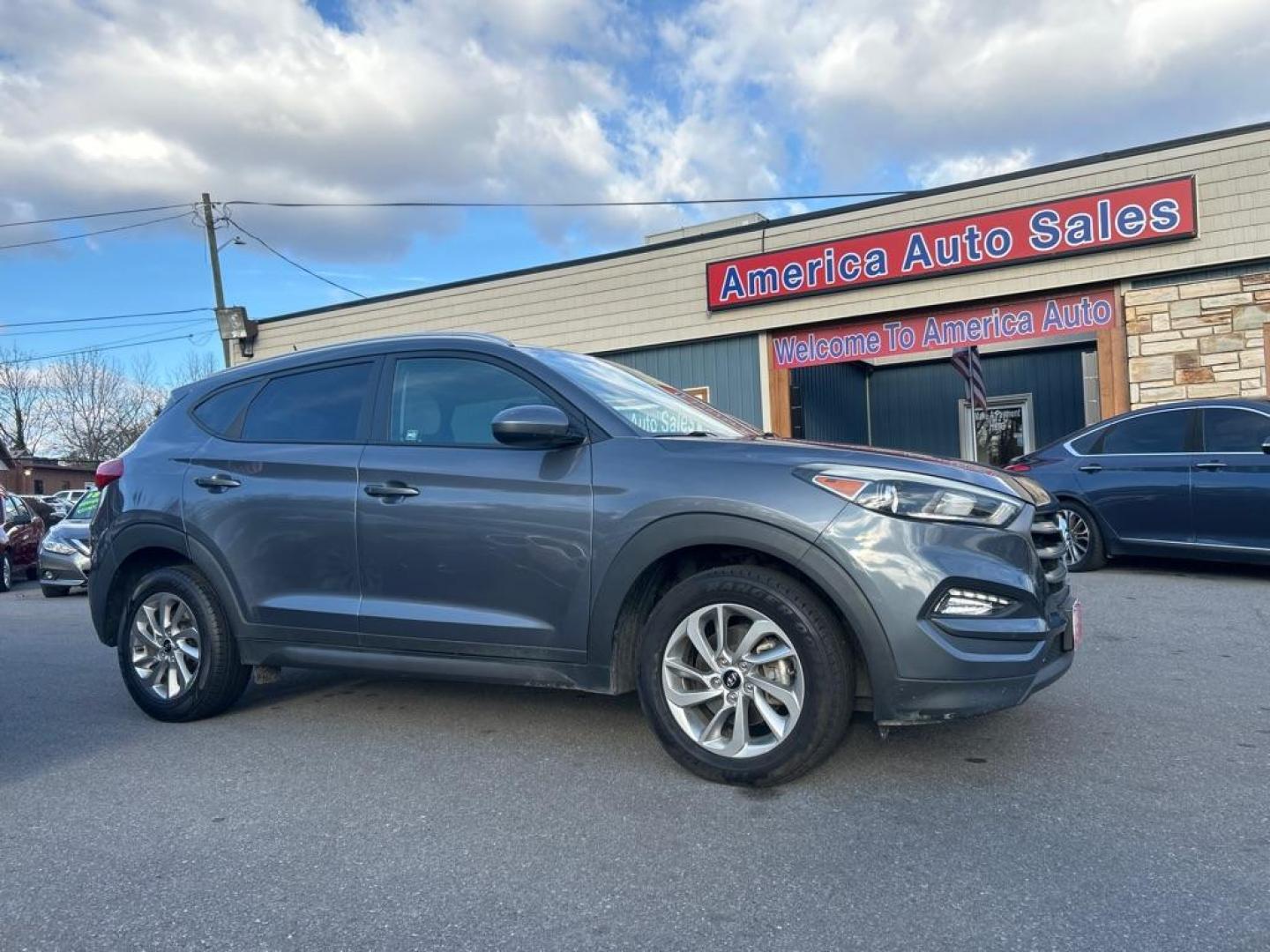 2016 GRAY HYUNDAI TUCSON LIMITED (KM8J3CA45GU) with an 2.0L engine, Automatic transmission, located at 2514 Williamson Rd NE, Roanoke, VA, 24012, (540) 265-7770, 37.294636, -79.936249 - Photo#0
