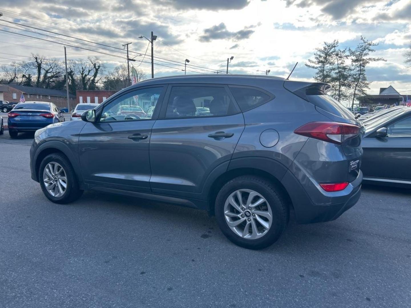 2016 GRAY HYUNDAI TUCSON LIMITED (KM8J3CA45GU) with an 2.0L engine, Automatic transmission, located at 2514 Williamson Rd NE, Roanoke, VA, 24012, (540) 265-7770, 37.294636, -79.936249 - Photo#1