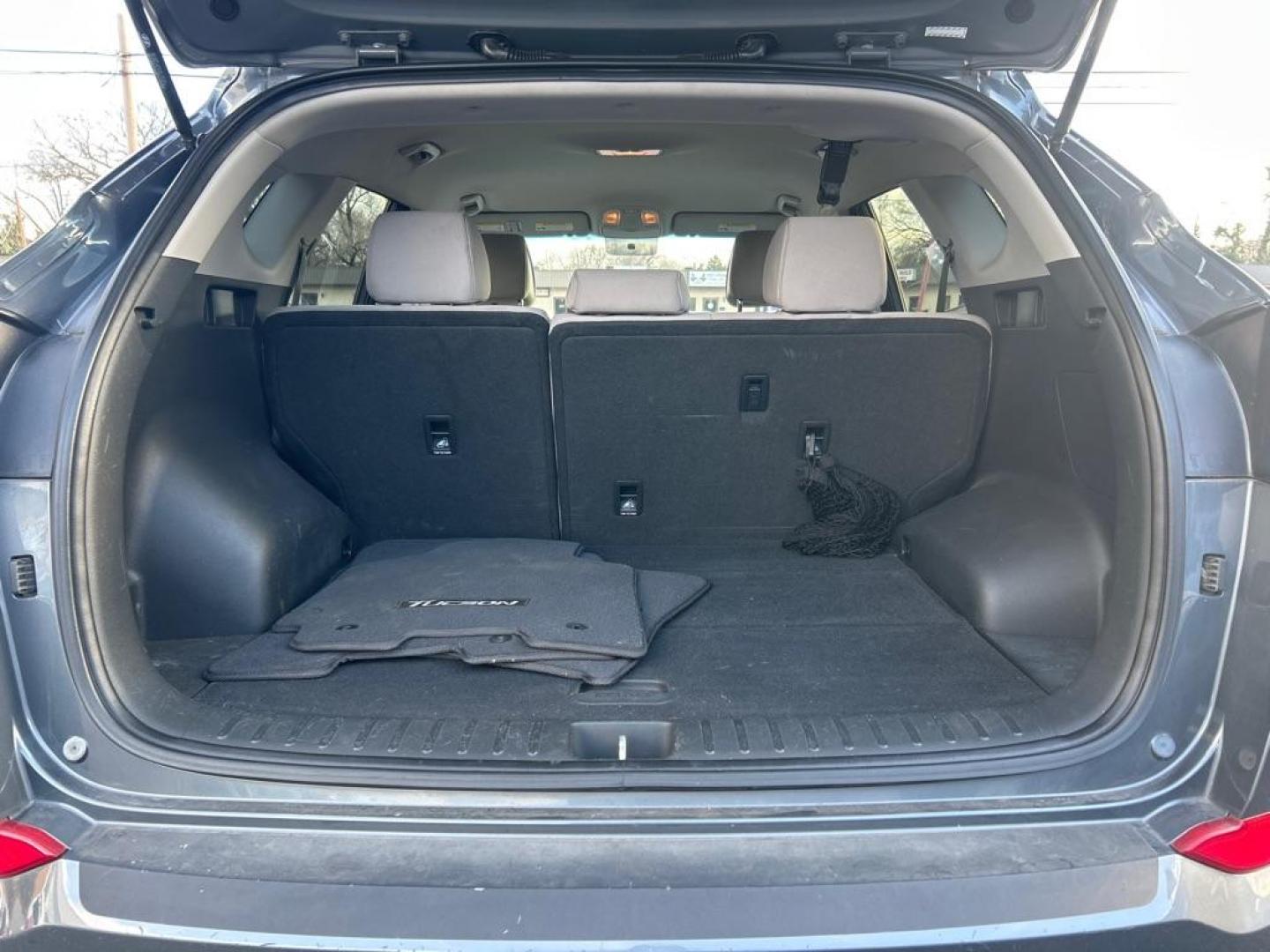 2016 GRAY HYUNDAI TUCSON LIMITED (KM8J3CA45GU) with an 2.0L engine, Automatic transmission, located at 2514 Williamson Rd NE, Roanoke, VA, 24012, (540) 265-7770, 37.294636, -79.936249 - Photo#2