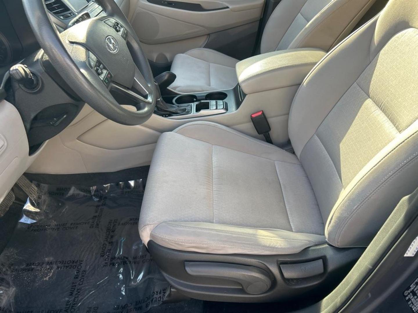 2016 GRAY HYUNDAI TUCSON LIMITED (KM8J3CA45GU) with an 2.0L engine, Automatic transmission, located at 2514 Williamson Rd NE, Roanoke, VA, 24012, (540) 265-7770, 37.294636, -79.936249 - Photo#6