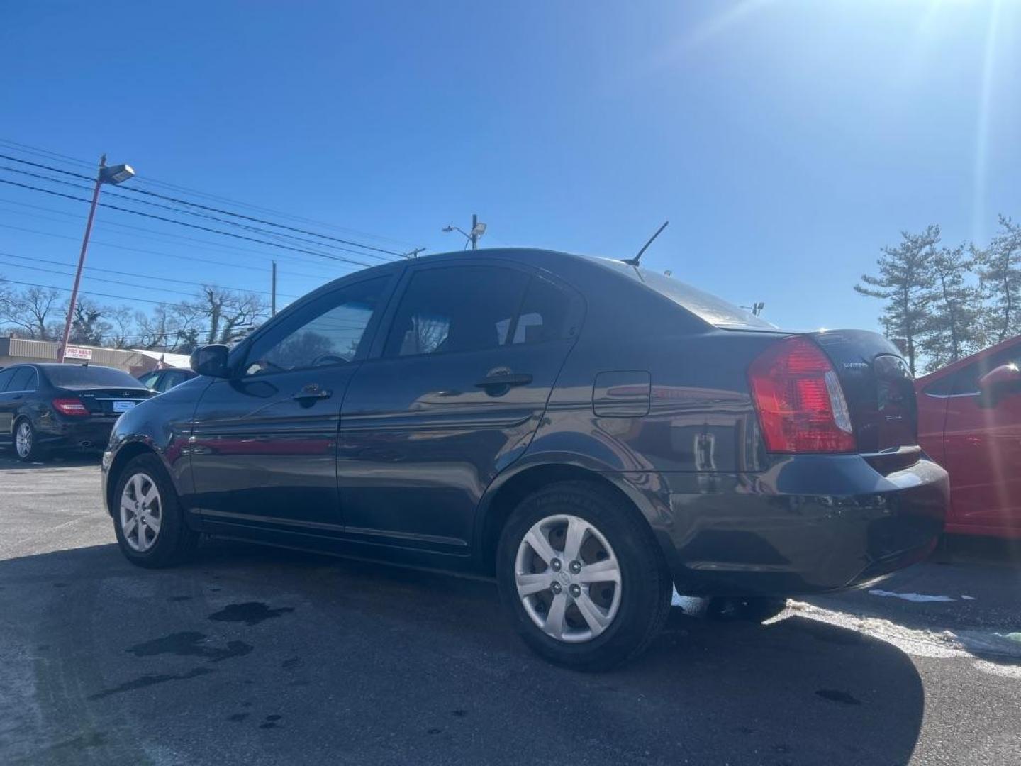 2010 GRAY HYUNDAI ACCENT GLS (KMHCN4AC9AU) with an 1.6L engine, Automatic transmission, located at 2514 Williamson Rd NE, Roanoke, VA, 24012, (540) 265-7770, 37.294636, -79.936249 - Photo#2