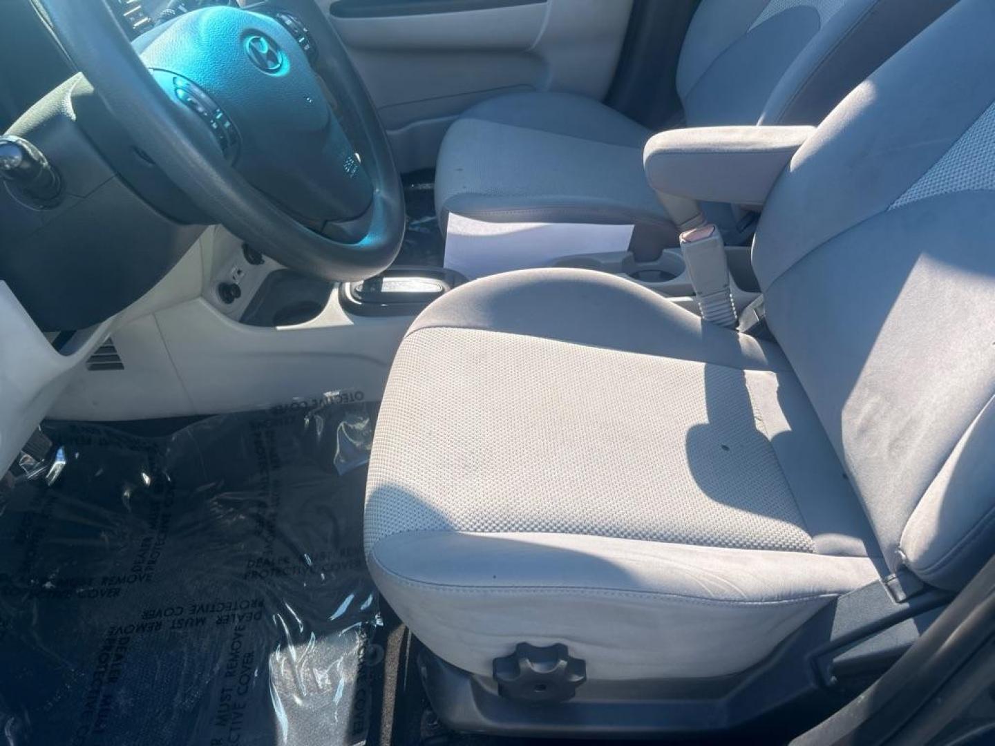 2010 GRAY HYUNDAI ACCENT GLS (KMHCN4AC9AU) with an 1.6L engine, Automatic transmission, located at 2514 Williamson Rd NE, Roanoke, VA, 24012, (540) 265-7770, 37.294636, -79.936249 - Photo#6