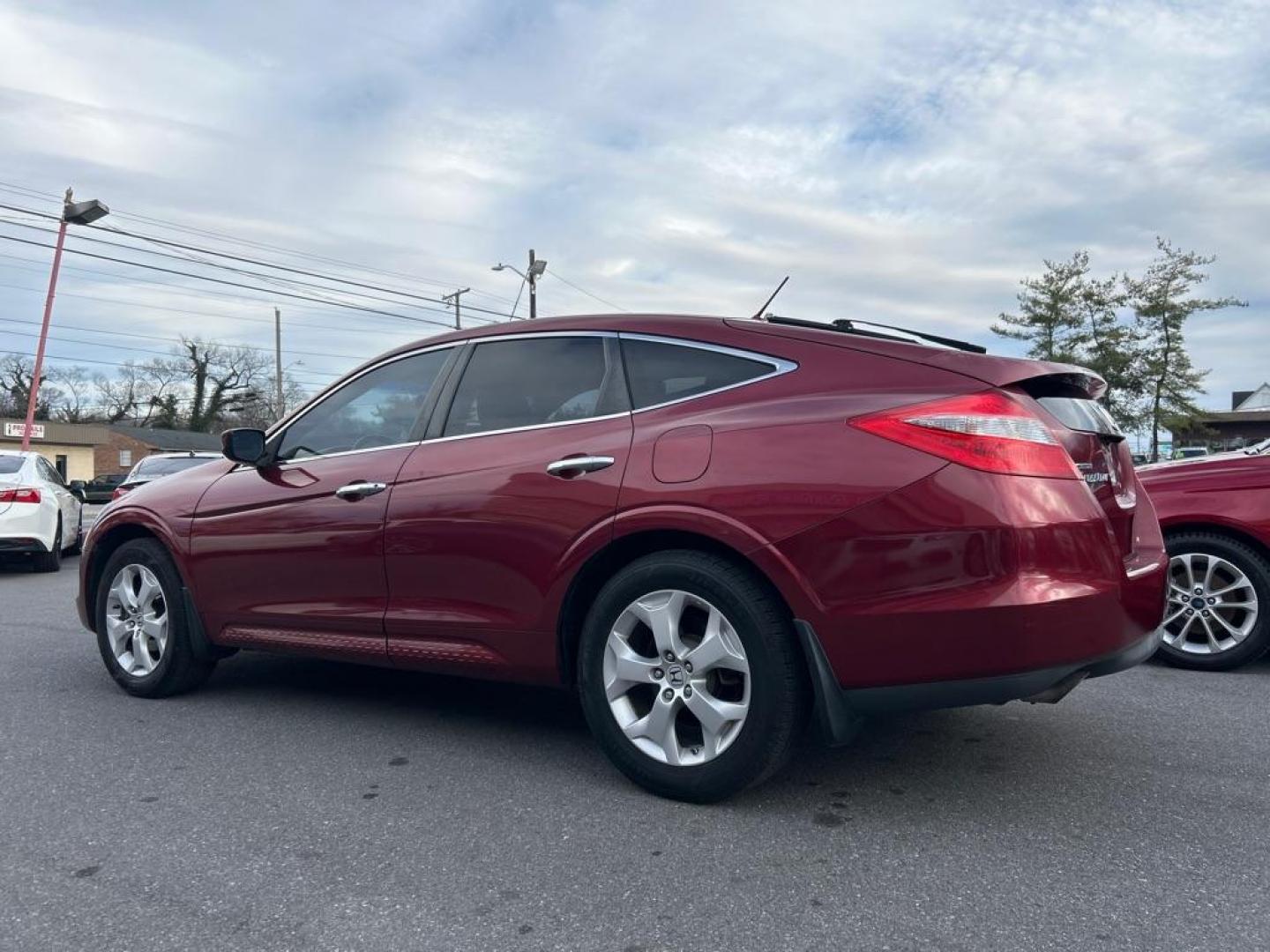 2010 RED HONDA ACCORD CROSSTOU EXL (5J6TF2H56AL) with an 3.5L engine, Automatic transmission, located at 2514 Williamson Rd NE, Roanoke, VA, 24012, (540) 265-7770, 37.294636, -79.936249 - Photo#2
