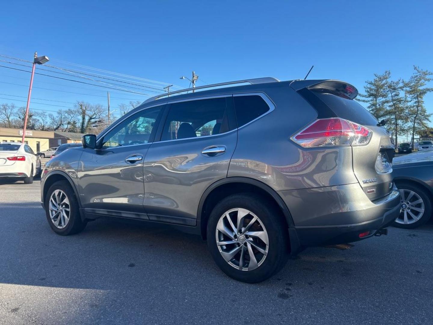 2015 GRAY NISSAN ROGUE S (5N1AT2MVXFC) with an 2.5L engine, Continuously Variable transmission, located at 2514 Williamson Rd NE, Roanoke, VA, 24012, (540) 265-7770, 37.294636, -79.936249 - NO CREDIT CHECK FINANCING WITH ONLY $3700 DOWN PAYMENT!!!! Check out our website www.needausedvehicle.com for our No Credit Check/ In House Financing options!! No Credit Check Available!!! In House Financing Available!!! All Clean Title Vehicles (no Salvaged or flooded vehicles ever on our lot)! - Photo#2