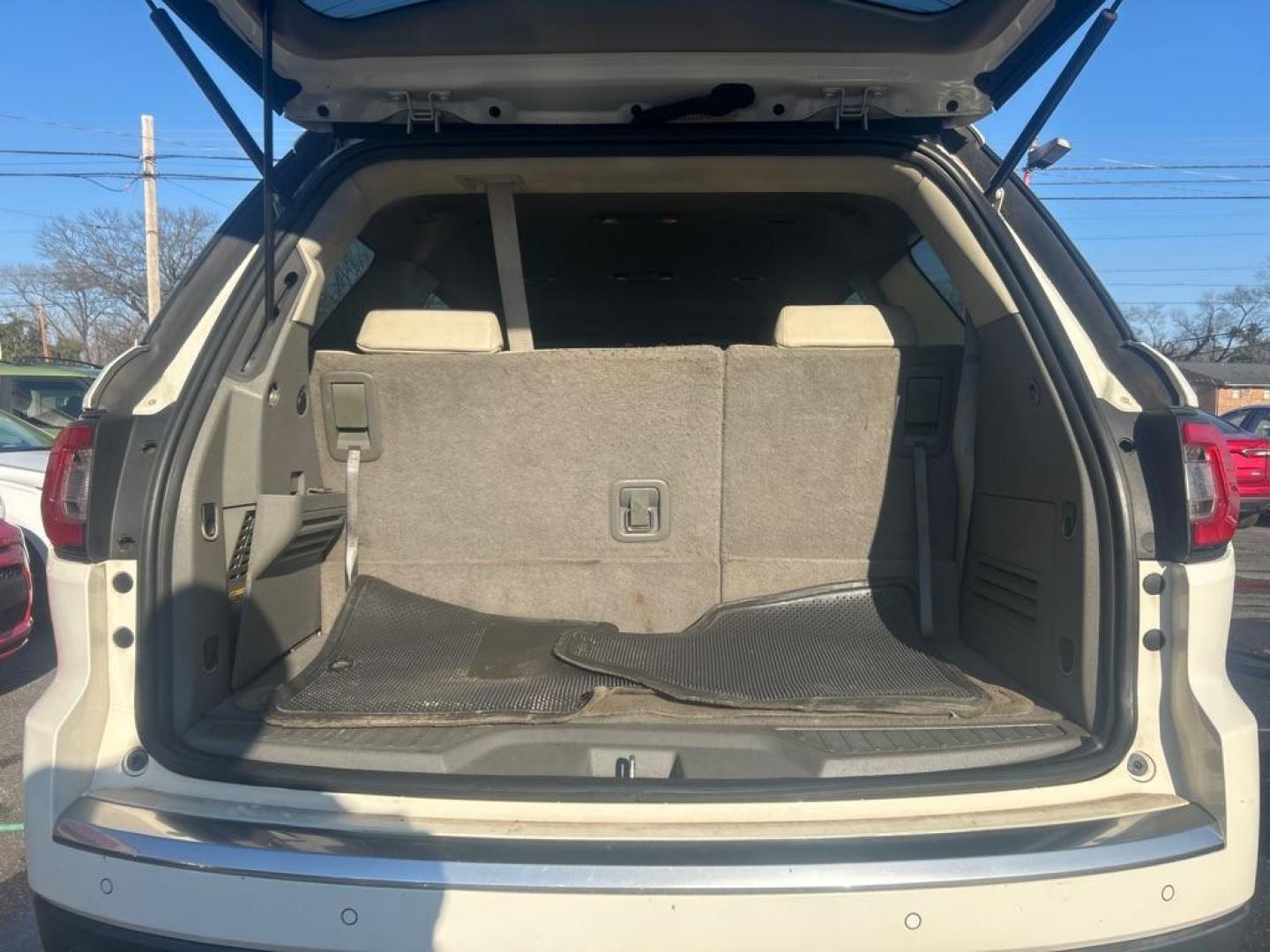 2014 WHITE GMC ACADIA SLT-1 (1GKKRRKD8EJ) with an 3.6L engine, Automatic transmission, located at 2514 Williamson Rd NE, Roanoke, VA, 24012, (540) 265-7770, 37.294636, -79.936249 - NO CREDIT CHECK FINANCING WITH ONLY $2000 DOWN PAYMENT!!!! Check out our website www.needausedvehicle.com for our No Credit Check/ In House Financing options!! No Credit Check Available!!! In House Financing Available!!! All Clean Title Vehicles (no Salvaged or flooded vehicles ever on our lot)! - Photo#4