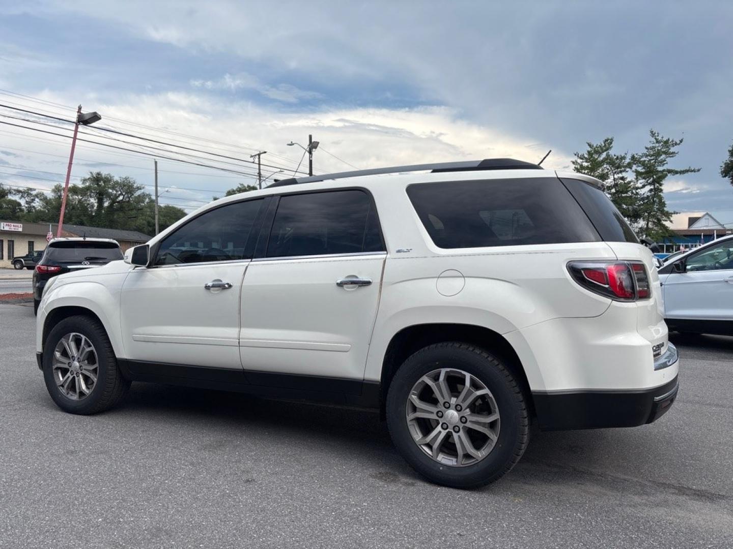 2014 WHITE GMC ACADIA SLT-1 (1GKKRRKD8EJ) with an 3.6L engine, Automatic transmission, located at 2514 Williamson Rd NE, Roanoke, VA, 24012, (540) 265-7770, 37.294636, -79.936249- Photo#1