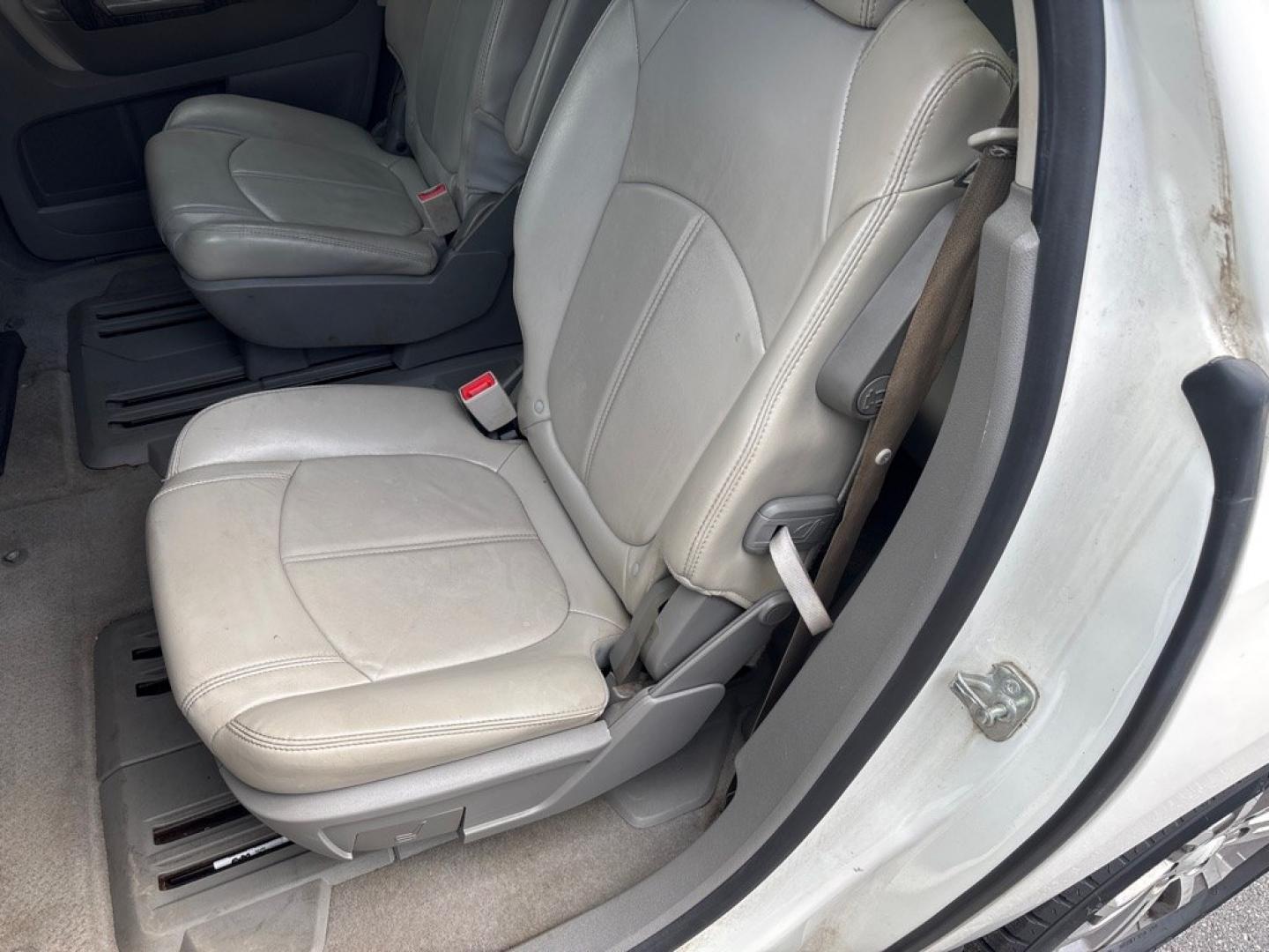 2014 WHITE GMC ACADIA SLT-1 (1GKKRRKD8EJ) with an 3.6L engine, Automatic transmission, located at 2514 Williamson Rd NE, Roanoke, VA, 24012, (540) 265-7770, 37.294636, -79.936249- Photo#4