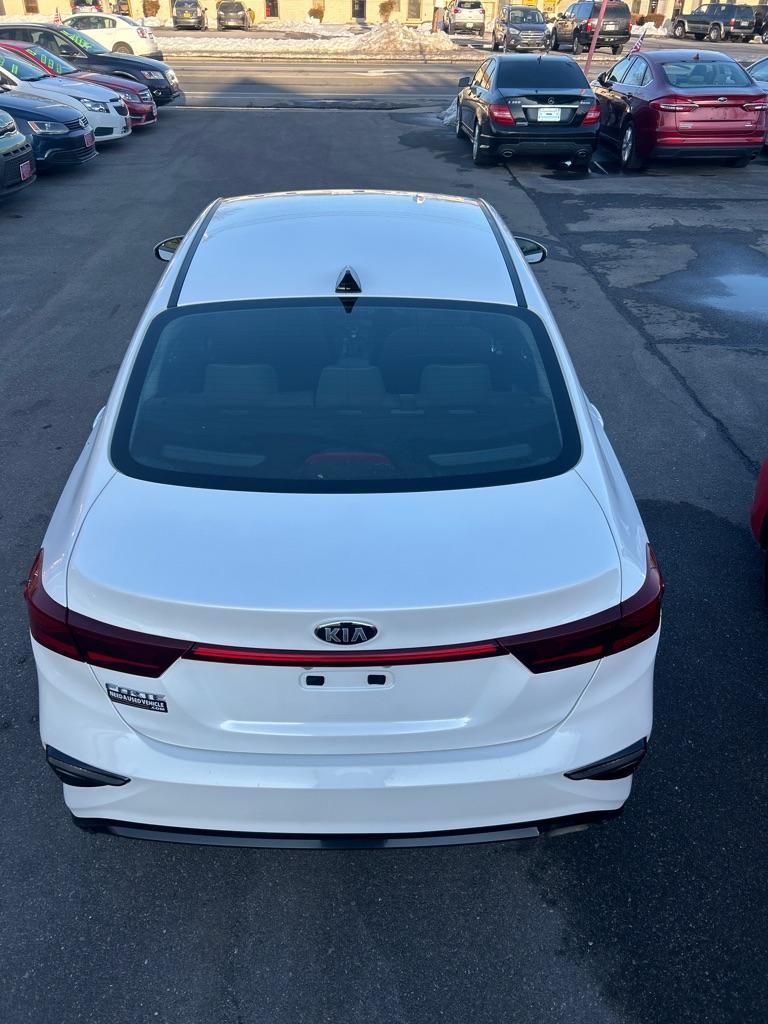 2021 WHITE KIA FORTE LXS (3KPF24AD9ME) with an 2.0L engine, Continuously Variable transmission, located at 2514 Williamson Rd NE, Roanoke, VA, 24012, (540) 265-7770, 37.294636, -79.936249 - Photo#3