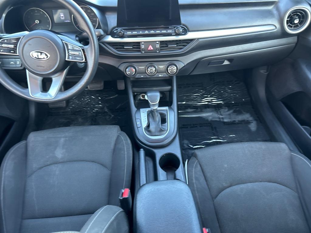 2021 WHITE KIA FORTE LXS (3KPF24AD9ME) with an 2.0L engine, Continuously Variable transmission, located at 2514 Williamson Rd NE, Roanoke, VA, 24012, (540) 265-7770, 37.294636, -79.936249 - Photo#5